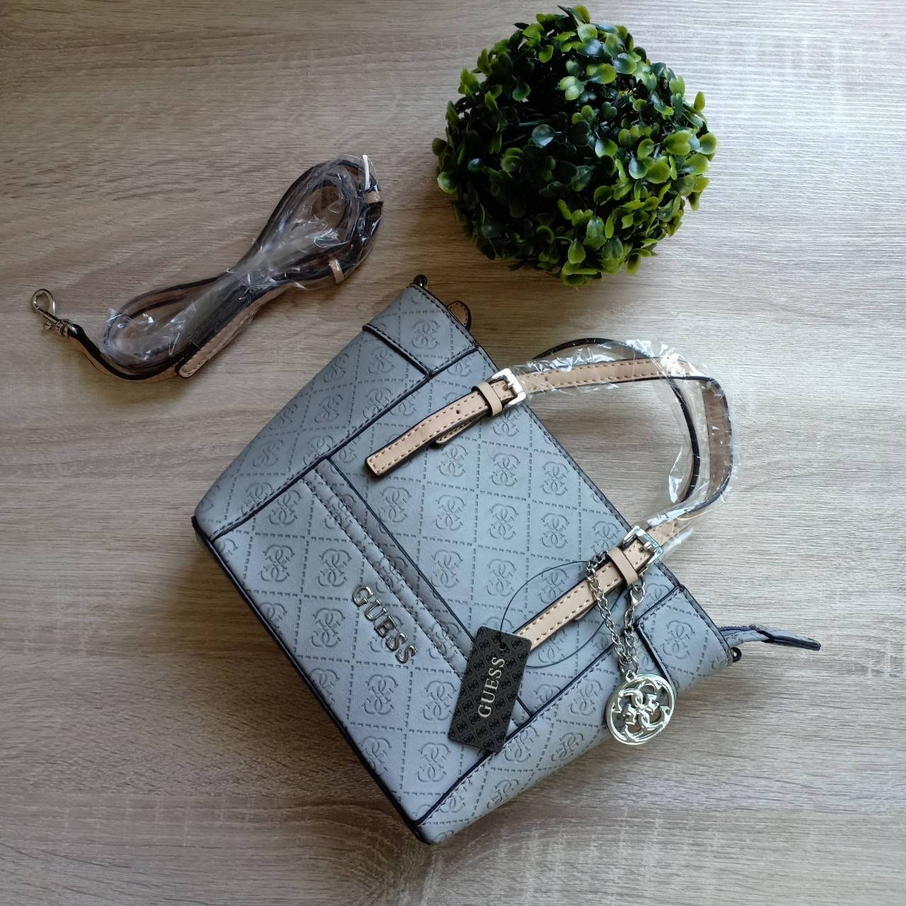 กระเป๋าหนังเรียบอยู่ทรง ปั้มลาย GG เก๋ตรงหูกระเป๋าเป็นสีทูโทน ตัดกับ สีกระเป๋า ด้านหน้าประดับด้วยป้ายโลหะ โลโก้แบรนด์ เปิดปิดด้วยซิปบน ภายในมีช่องซิป และช่องเล็กอีก 3 ช่อง สายยาวปรับระดับได้ ถอดออกได้ หูหิ้วปรับระดับได้ค่ะ