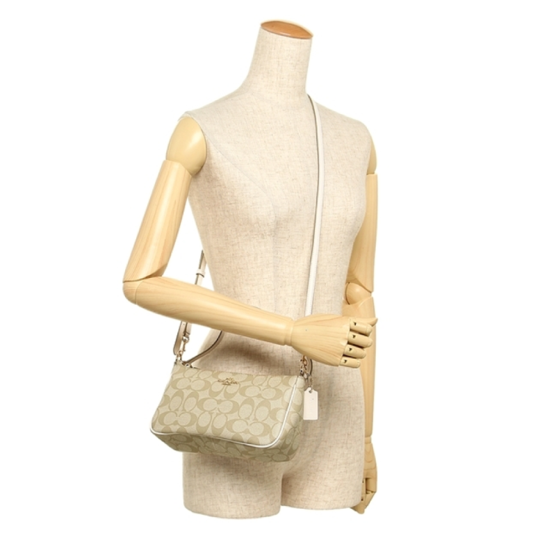 COACH F58321 TOP HANDLE POUCH อีกรุ่นฆ่าไม่ตาย!! 😎 ขายดีขายหมด ขายรวยขายปังๆ!! กระเป๋าพอชจากโค้ช ทรงใช้งานง่าย สะดวก กะทัดรัด วัสดุหนังแคนวาสเคลือบคุณภาพดี มาพร้อมสายคล้องในตัว และสายสะพาย crossbody ปรับเปลี่ยนได้ตามสไตล์ อีกหนึ่งไอเท็มที่สาวๆต้อง