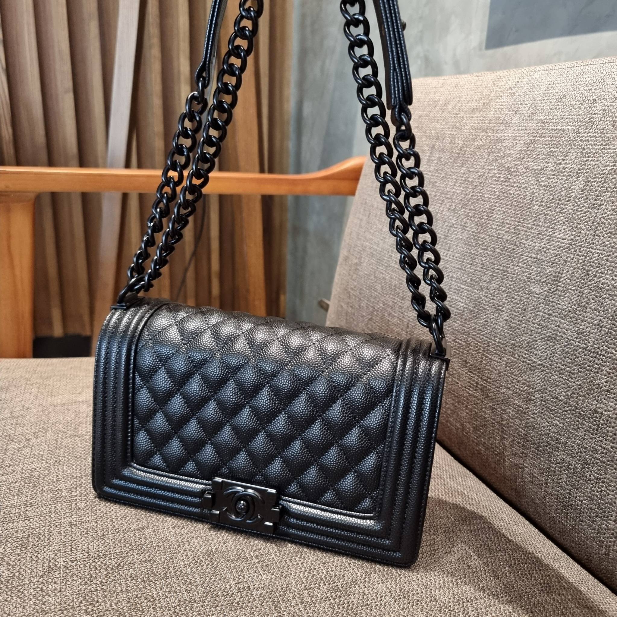 Chanel Boy 10" พร้อมส่งที่ไทย รุ่นสุดฮอต ดีไซน์อะไหล่ดำ เรียบหรูมากๆ!! วัสดุหนังลายคาร์เวีย ทรงคลาสสิคที่สาวๆห้ามพลาด!! ในราคาสุดคุ้ม เปิด-ปิดกระเป๋าด้วยตัวล็อค ภายในโล่งกว้าง ไซส์ใหญ่ใส่ของได้เยอะ มีช่องแยกในกระเป๋า มาพร้อมสายสะพายโซ่สลับหนังรองบ่า 