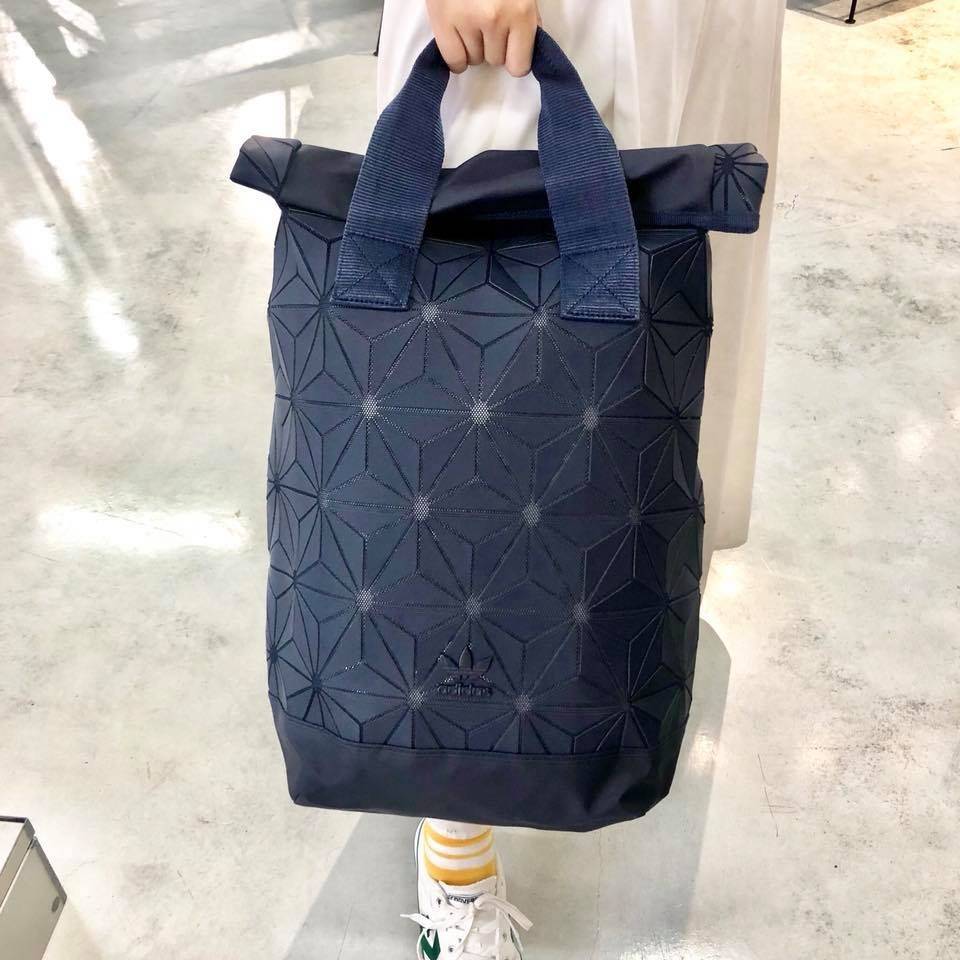 Adidas Originals BP Roll Top 3D Mesh 2017 Backpack Bag DH0100 กระเป๋าเป้สะพายหลัง สีใหม่ ดีไซน์แบบ 3 มิติ วัสดุ polyurethane ใช้ลูกเล่นของเหลี่ยม และมุมเชื่อมเข้าหากัน การออกแบบกระเป๋าเป็นเหมือนถุงทรงสูง ส่วนปากกระเป๋า เปิดปิดแบบตีนตุ๊กแกม้วนพับ และติดกระ