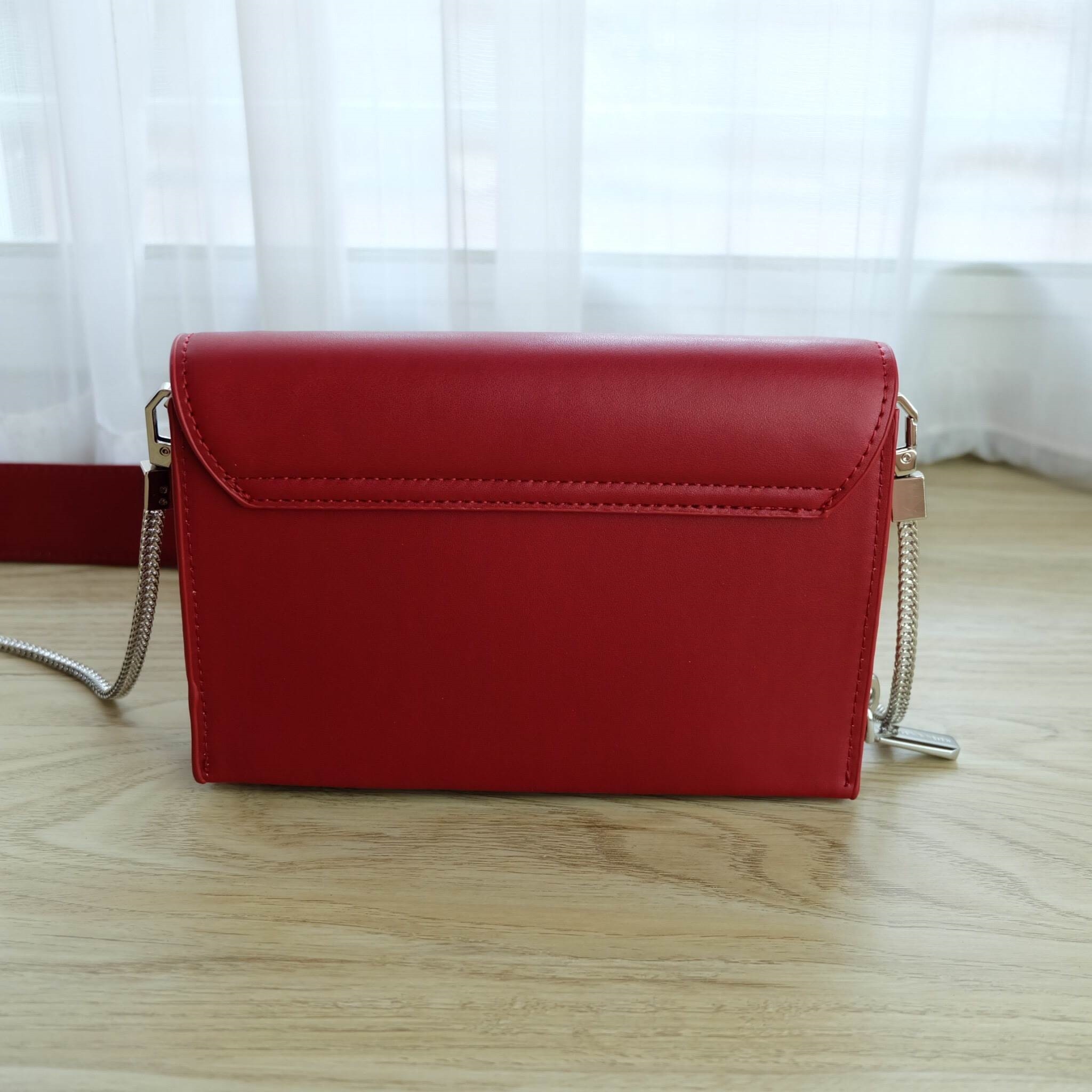 Charles & Keith Front Flap Sling Bag กระเป๋าทรงเหลี่ยมน่ารัก ตกแต่งด้วยโลหะที่มุมกระเป๋า - เปิด - ปิดด้วยกระดุมแม่เหล็ก - ด้านในแบ่งออกเป็น 3 ช่องใหญ่ ช่องกลางเป็นช่องซิป - มีช่องใส่ธนบัตร ช่องซิปใส่เหรียญ ช่องใส่บัตร ใส่มือถือ i7+ ได้ค่ะ - มาพร้อมสายสะพา