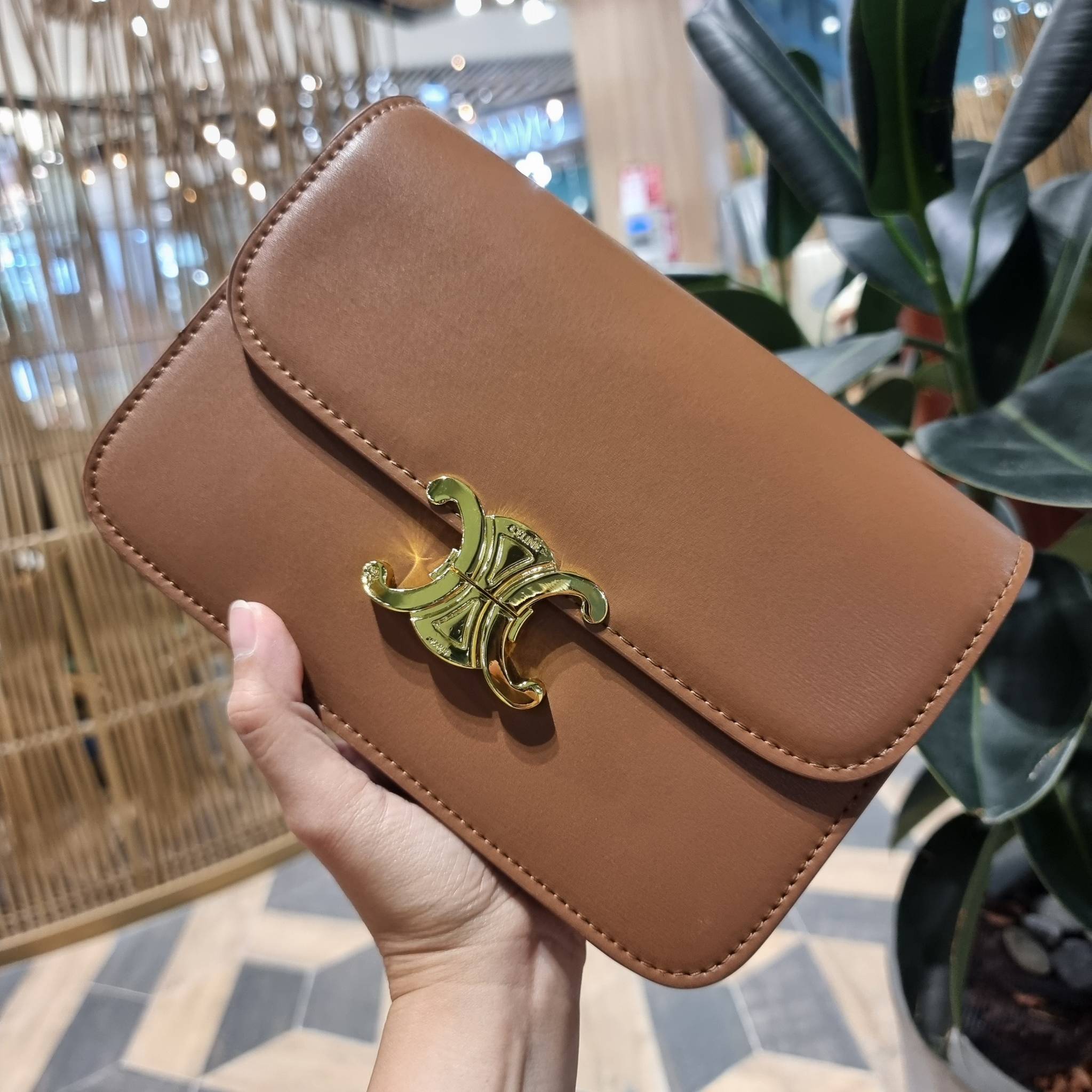 VIP 🥂 CELINE CLASSIQUE TRIOMPHE BAG IN SHINY CALFSKIN ไอเท็มสุดคลาสสิค ที่ขาดไม่ได้ กระเป๋าสะพายทรงสวยคลาสสิค แฝงความผู้ดี ที่ใช้ได้ทั้งชายหญิง วัสดุหนังแท้ เปิด-ปิดด้วยตัวกดล็อค สะดวกใช้มาก ภายในเป็นช่องโล่ง เก็บของได้เป็นสัดส่วน และยังมีช่องซิปใ