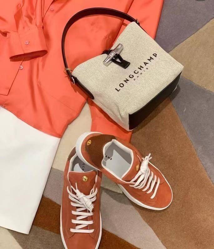 LONGCHAMP Roseau Bucket Bag กระเป๋าทรงถัง ถือหรือสะพายไหล่ได้ วัสดุผ้าฝ้าย แต่งหนังวัวลายนูน มีซับใน ด้านในกระเป๋าซิป1 กระเป๋าเล็ก1 อะไหล่เงิน มีสายยาวถอดสายได้ ปรับระดับไม่ได้ ดาราเซเลปใช้เพียบ รุ่นเดียวกับคุณแอนใช้ Hot Item!!!! ใบจริงสวยมากน้ำหนักเบา จุ