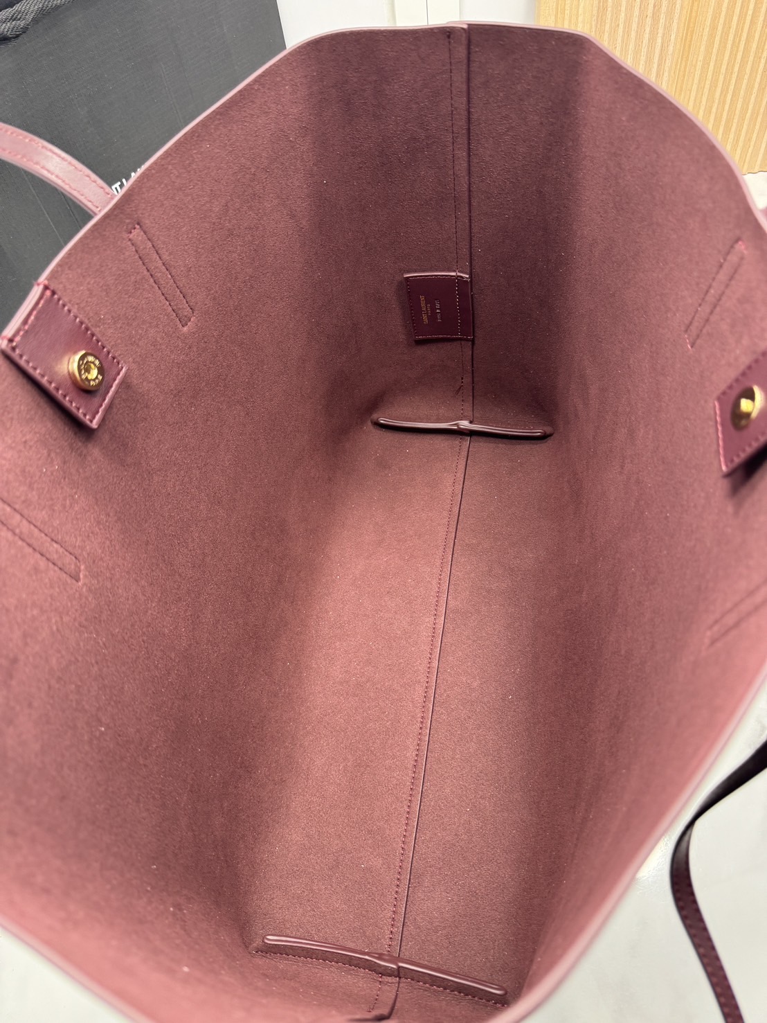 YSL Shopping Large Tote Bag กระเป๋าทรงโท้ทใบใหญ่หนังแท้ ภายในโล่งกว้าง จุของได้เยอะ เรียบหรูทรงสวย ดีไซน์ออกมาให้ใช้งานได้ทุกลุค ทุกโอกาส สวยคมชัดทุกสี