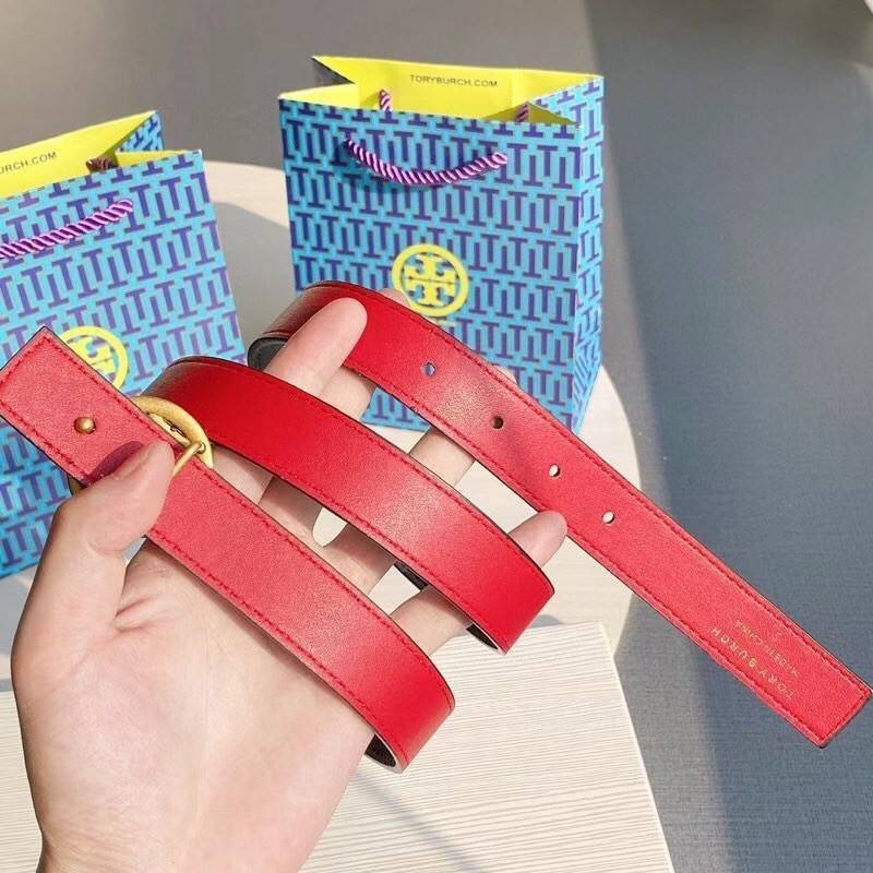 Tory burch reversible leather belt เข็มขัดที่แสนจะธรรมดา ราคาจับต้องได้ แต่คุณภาพคับเส้น เพราะไม่ว่าจะเป็นดีไซน์ที่สวยงามแบบเรียบหรูดูแพง อีกทั้งใช้งานได้ทั้งสองด้าน จึงทำให้ใช้สวมใส่ได้หลากหลายโอกาส