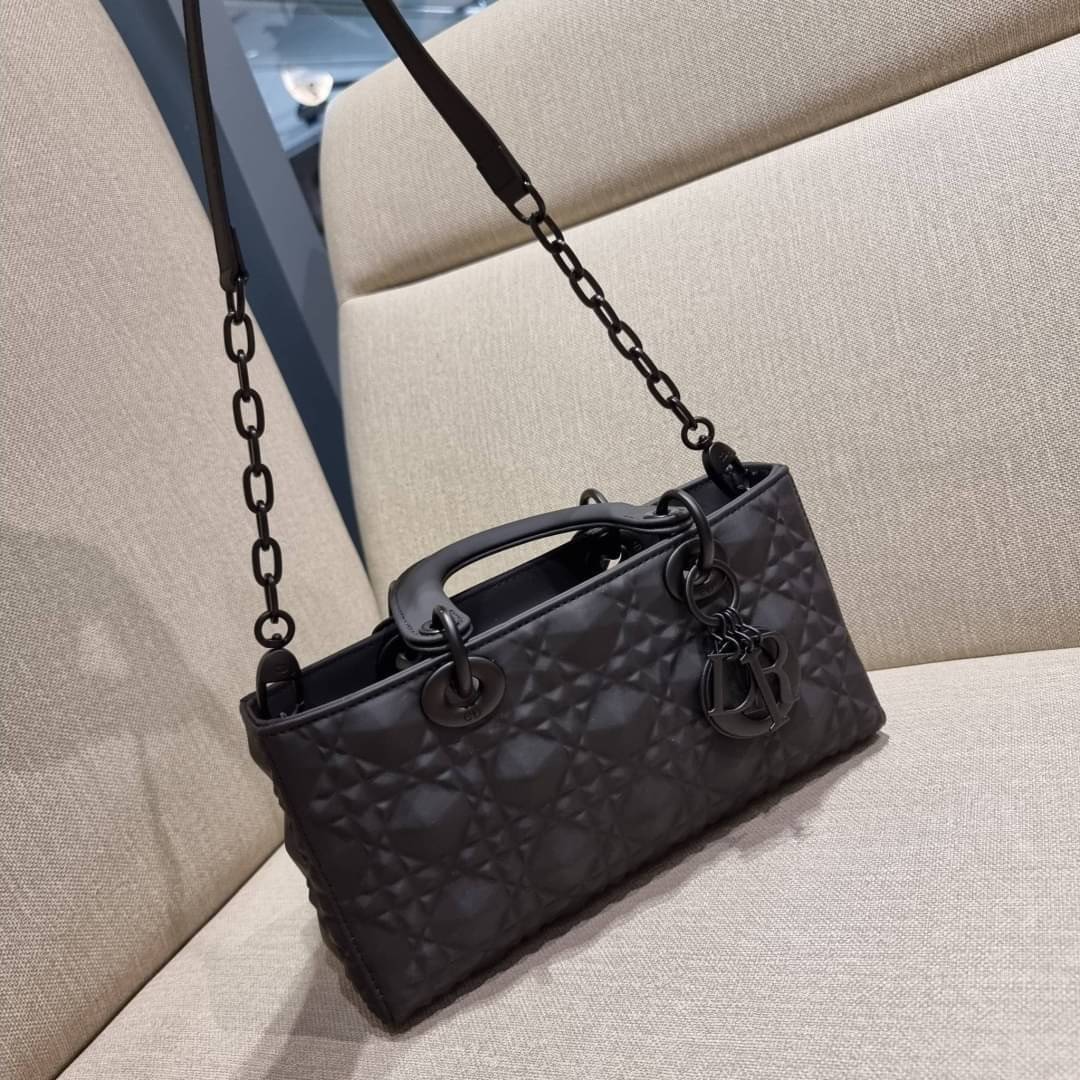 พร้อมส่ง DIOR LADY D-JOY BAG Cannage Calfskin with Diamond Motif / CD LADY D-JOY BAG ดีไซน์ใหม่ อัพเลเวลความหรู กับกระเป๋าสะพายข้างที่รอบนี้ดีไซน์รูปทรงโฉมใหม่ ใช้งานง่ายขึ้น สะดวกใช้มากขึ้น