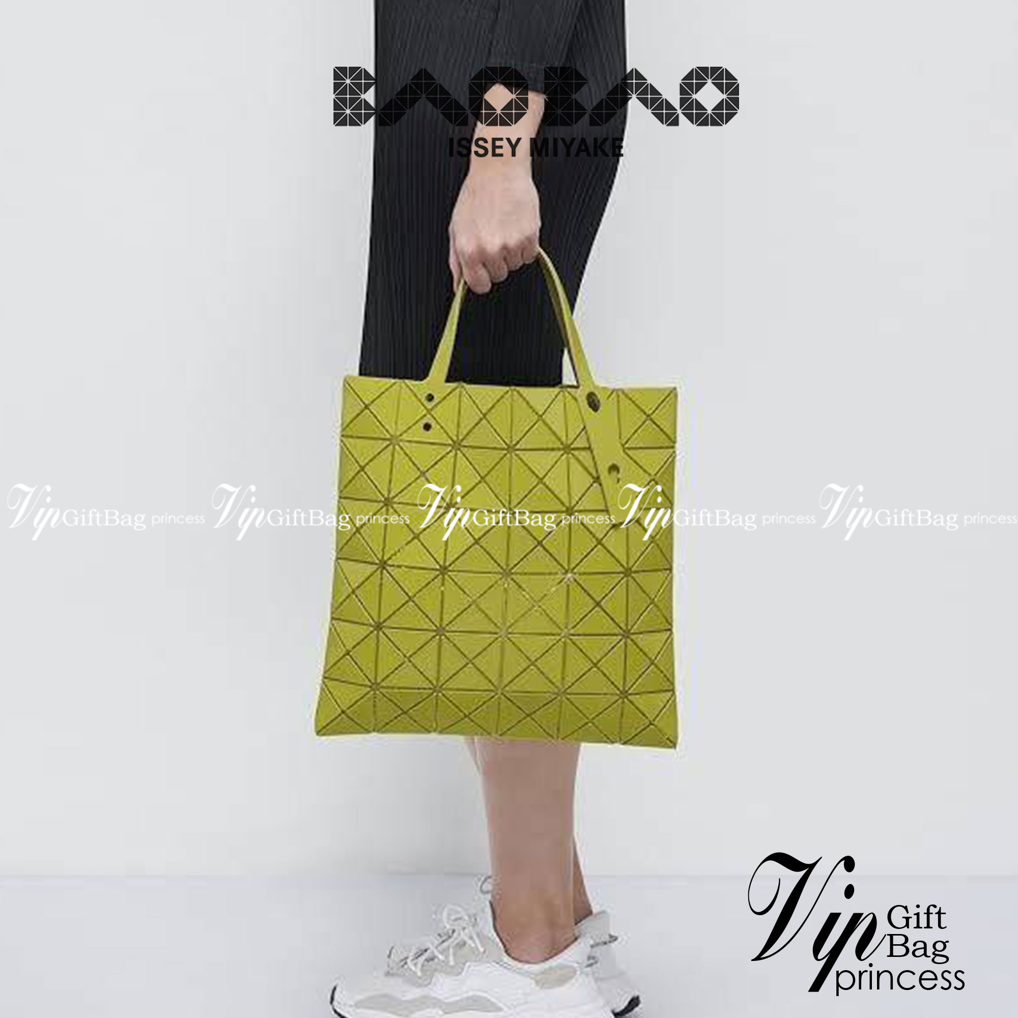 BAO BAO ISSEY MIYAKE LUCENT ONE-TONE กระเป๋าสะพายไหล่ ทรงโท้ท ใบใหญ่สวยมาก ปรับได้หลายทรงตามเอกลักษณ์เฉพาะของแบรนด์นี้ วัสดุ 100% POLYESTER PARTLY: SYMYHETIC LEATHER ด้านในใส่ของได้เยอะมาก ใส่ไอแพด สมุดโน้ตได้สบายเลย วัยทำงานหรือวัยนักศึกษา อย่างน้อยต้องม