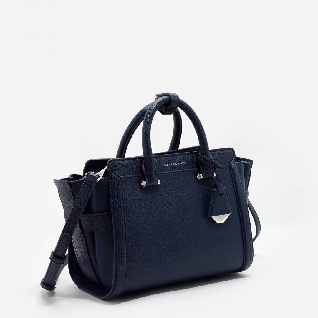 คาเวียร์อะไหล่เงิน DON'T MISS! BEST SELLER! CHARLES & KEITH STRUCTURED TRAPEZE BAG 2018 กระเป๋าถือหรือสะพายรุ่นยอดนิยมดีไซน์สวยหรูวัสดุหนังคาเวียร์อยู่ทรงด้านข้างเเต่งหนังช่องตัดดูมีดีเทล ด้านหน้าสกรีนโลโก้ ด้านหลังมีช่องซิป เปิดปิดด้วยซิปหัวซิปปั้มโ