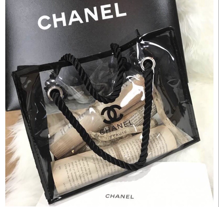 พรีเมี่ยมกิ๊ฟแท้ 100% 🔥 กระเป๋า Chanel waterproof bag ปั๊มโลโก้ กระเป๋ากันน้ำมาแล้วจ้า ร้อนๆแบบนี้พกติดไปสระน้ำด้วยนะคะ จุขอได้เยอะ สวยๆรับซัมเม่อร์นี้ไปเลยจ้าา
