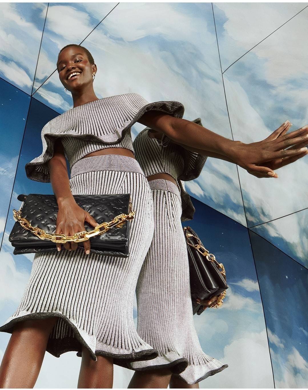 LV HANDLE POUCH MONOGRAM กระเป๋าสะพายกึ่งคลัชท์ สุดล้ำ ใหม่ล่าสุดมาแรงมาก ด้วยความสวยปังตั้งแต่แรกเห็น วัสดุหนังแกะปั๊มลายสวยคม มาพร้อมสาย 2 เส้น เลิศๆ มีสายโซ่ที่มีดีเทลละเอียดไม่ซ้ำ และสายสปอร์ตครอสบอดี้ ที่จะคล้องไว้ทั้งสองเส้นก็ดีงาม หรือสลับใช้ตามลุค