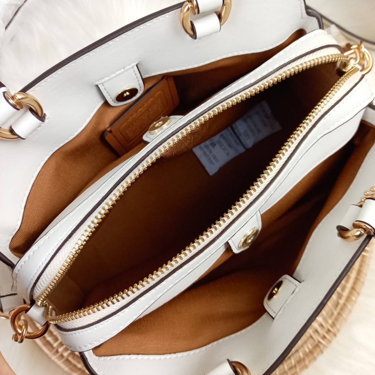 หัวใจจะวาย!! ละมุนมาก ลุคคุณหนูสุดๆ COACH MINI LILLIE CARRYALL (COACH F91494)🌺 ใช้ดีจนต้องบอกต่อ อีกแล้วจ้า ใครๆก็ถามหา😍>>>ทรงถัง รุ่นใหม่ 10 นิ้ว ขนาดกำลังดี เหมาะมือมาก มี 3 ช่องด้านใน ช่องกลาง เปิด-ปิด ด้วยซิป ส่วน 2 ช่องด้านข้