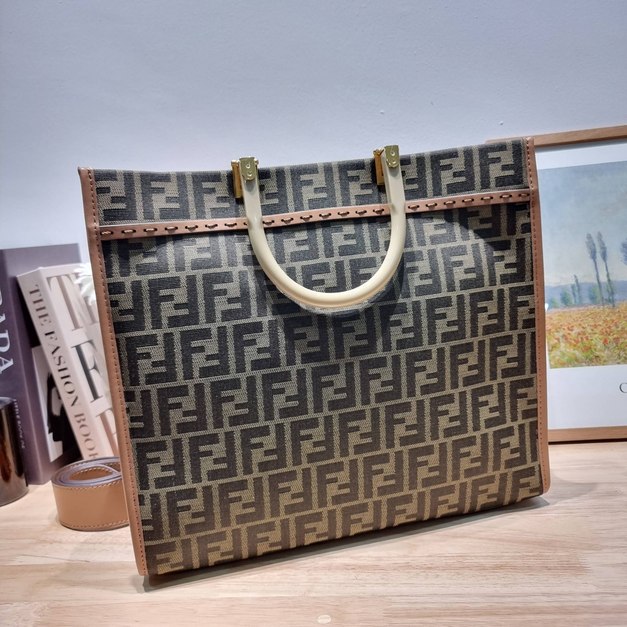 FENDI SHOPPING TOTE BAG / FENDI TOTE BAG กระเป๋าถือ/สะพายไหล่ ทรงสวย หรู ดูโดดเด่น ดีไซน์ทันสมัย วัสดุผ้าท็อปแคนวาสปั๊มลายแบรนด์รอบใบ ภายในโล่งกว้างมาก มาพร้อมหูจับในตัวและสายสะพายไหล่ ใช้งานได้ 2IN1