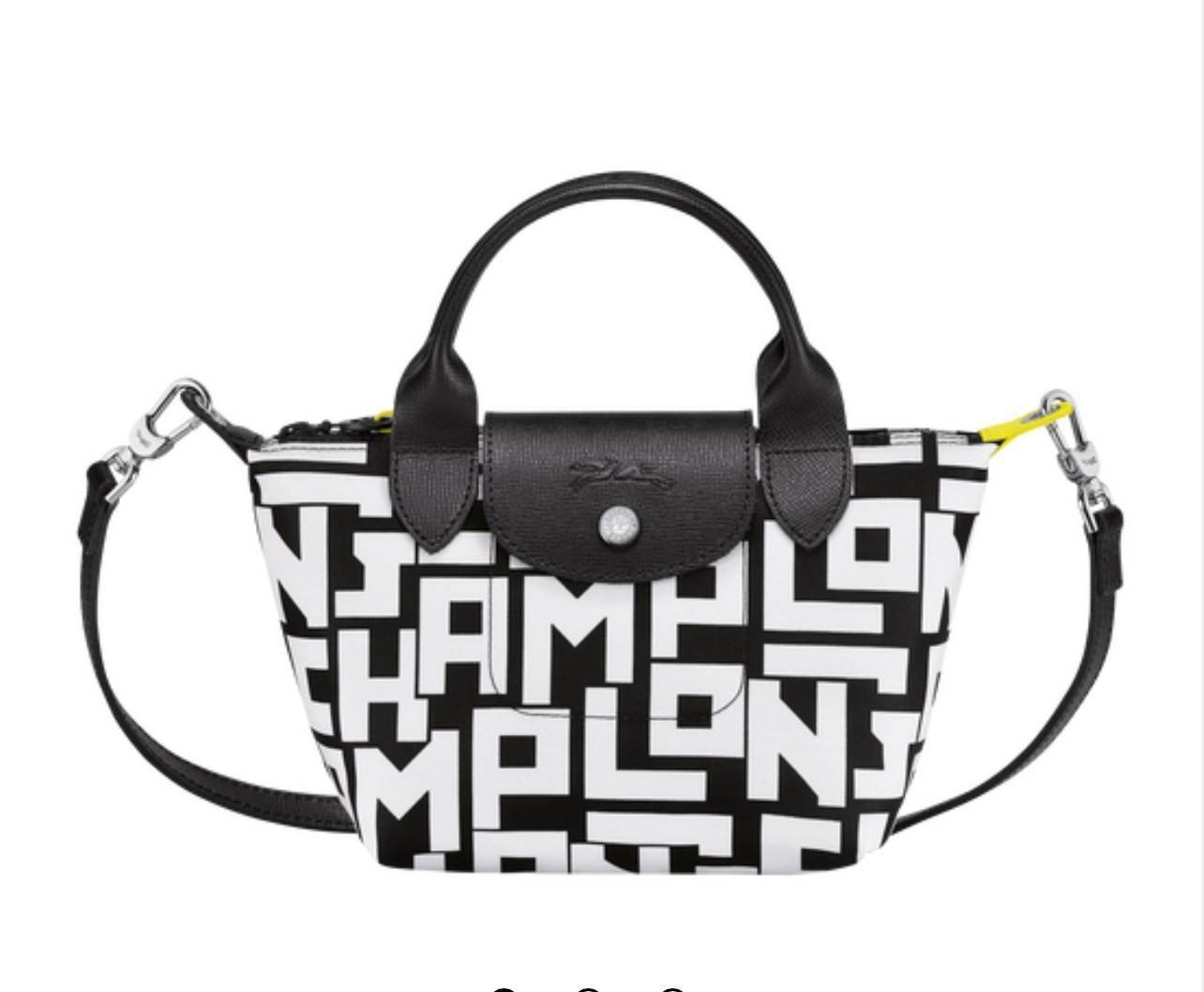 LONGCHAMP LE PLIAGE COLLECTION TOP HANDLE BAG XS พบกับคอลเลคชั่นใหม่ล่าสุด มีดีไซน์ที่เรียบหรูและคลาสสิก แฝงด้วยลูกเล่นแบบเฟมินีน แถมยังมีน้ำหนักเบาอย่างไม่น่าเชื่อ มาพร้อมกับหูจับกระเป๋าคู่และฝาปิดแบบกระดุม กระเป๋าถือใบนี้สามารถใช้ถือแบบทั่วไป มีสายสะพาย