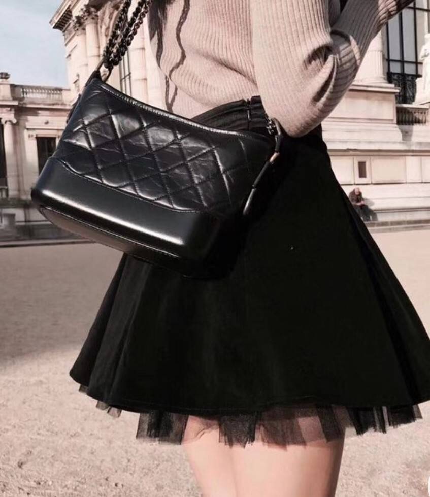 9" CHANEL SHOULDER BAG / CHANEL GABRIELLE HOBO BAG ไซส์คลาสสิค กระเป๋าสะพายข้าง/ไหล่ หนังแท้ นิ่ม หรู มาพร้อมพวงกุญแจสัญลักษณ์แบรนด์ อะไหล่พร้อมโซ่สะพายสีทองสลับสีเงินรมดำ สามารถสะพาย crossbody หรือสะพายไหล่ได้หมด สะพายแล้วขับผิวมากๆ เปิด-ปิดกระเป๋าด