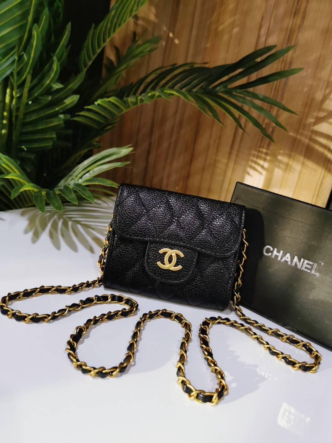 CHANEL BLACK CAVIAR BAG VIP GIFT WITH PURCHAS-GWP พรีเมี่ยมกิ้ฟ Chanel Lotte Duty Free! รุ่นยอดนิยมไอเท็มฮิตวัสดุหนังคาเวียร์สวยคลาสสิคเปิดปิดด้วยฝาปิดกระดุมด้านหน้ามีโลโก้แบรนด์อะไหล่ทองสวยหรูดูดีมาพร้อมสายโซ่ทองร้อยหนังจะสะพายไหล่ หรือ Crossbody ก็ดูดี 
