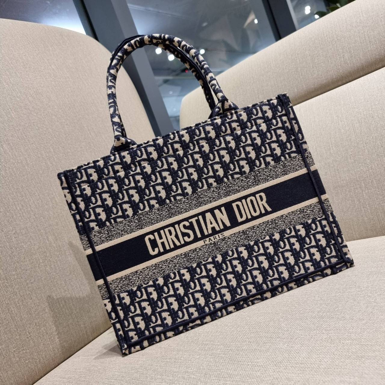 VIP 】HOT ARRIVAL!! DIOR CD SHOPPING BAG WITH GWP กระเป๋าทรงช้อปปิ้งใบใหญ่ จุใจ!! พรีเมี่ยมกิ๊ฟรุ่นดับเบิ้ลฮอต ดีไซน์คลาสสิควินเทจ สวยหรู วัสดุผ้าแคนวาสลายกราฟฟิค ภายในโล่งกว้างมากๆ ใส่ของจุสุดๆ โน้ตบุ้ค ไอแพด กระเป๋าสตางค์ มือถือ หรือเสื้อผ้ายังได้ สะพายค