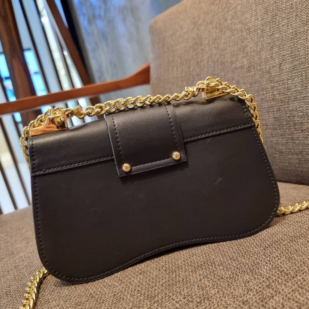 PRADA FRAGRANCE SHOULDER BAG WITH GWP ไอเท็มสุดโปรดที่ควรค่าแก่การครอบครองและเก็บสะสม กระเป๋าสะพายไหล่ สวยคม สีดำคลาสสิคตัดกับอะไหล่ทองเป็นอย่างดี วัสดุหนังแท้เต็มใบ เปิดปิดด้วยแถบหนังสอดในช่อง ใช้งานสะดวก พกพาง่าย ขนาดกำลังสวย สายสะพายในตัว สะพายได้หลากห