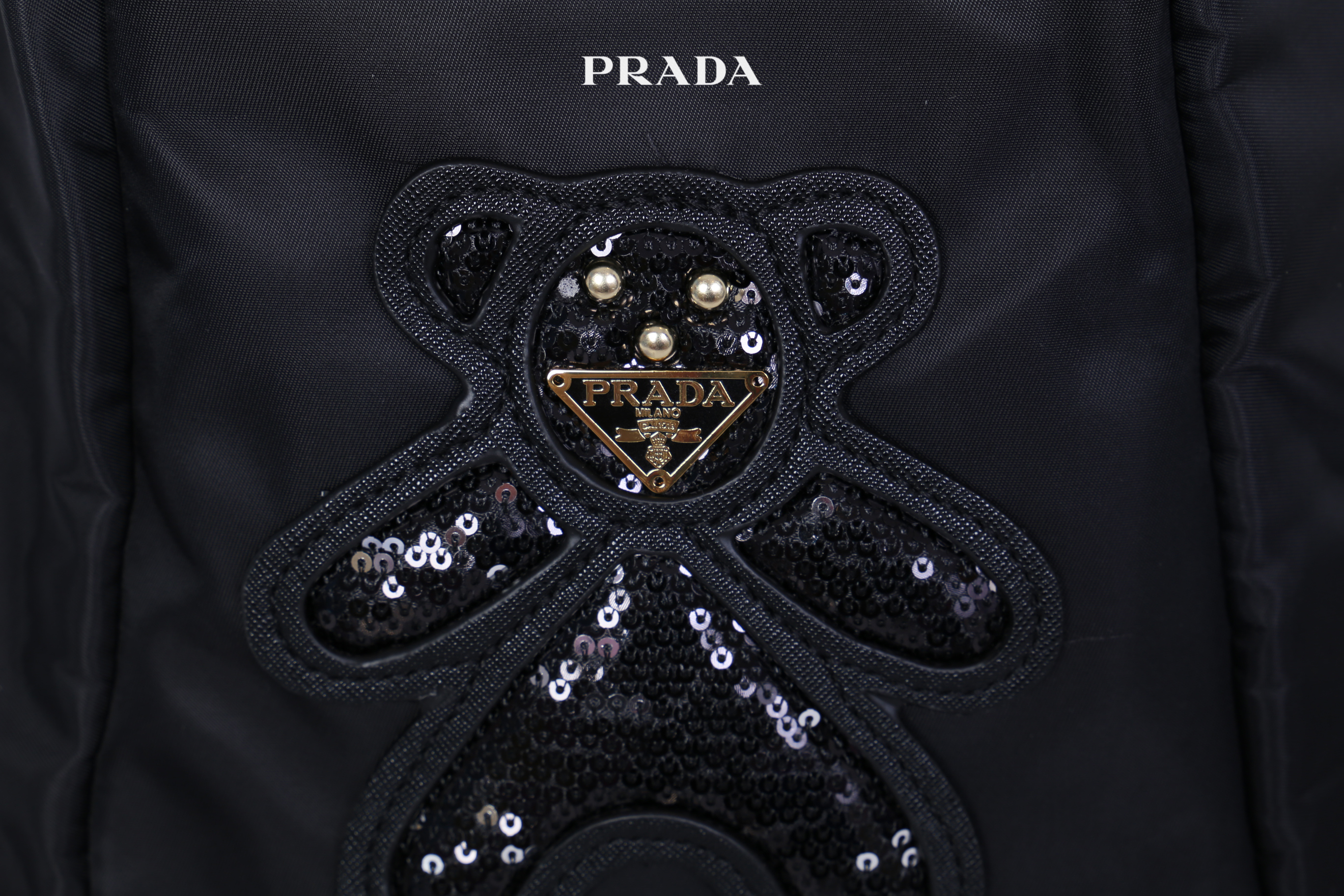 PRADA NYLON Bear BACKPACK กระเป๋าสะพายเป้ Premium gift จากเคาน์เตอร์ต่างประเทศรุ่น Limited edition วัสดุเป็น Nylon เนื้อหนาคุณภาพดีตามแบบฉบับของแบรนด์ ขนาดกำลังดี น้ำหนักเบา ด้านหน้าเป็นลายหมีปั๊กกลิ้ตเตอร์โลโก้แบรนด์ อะไหล่ทองหรูภายในซับ Polyester 100% ม