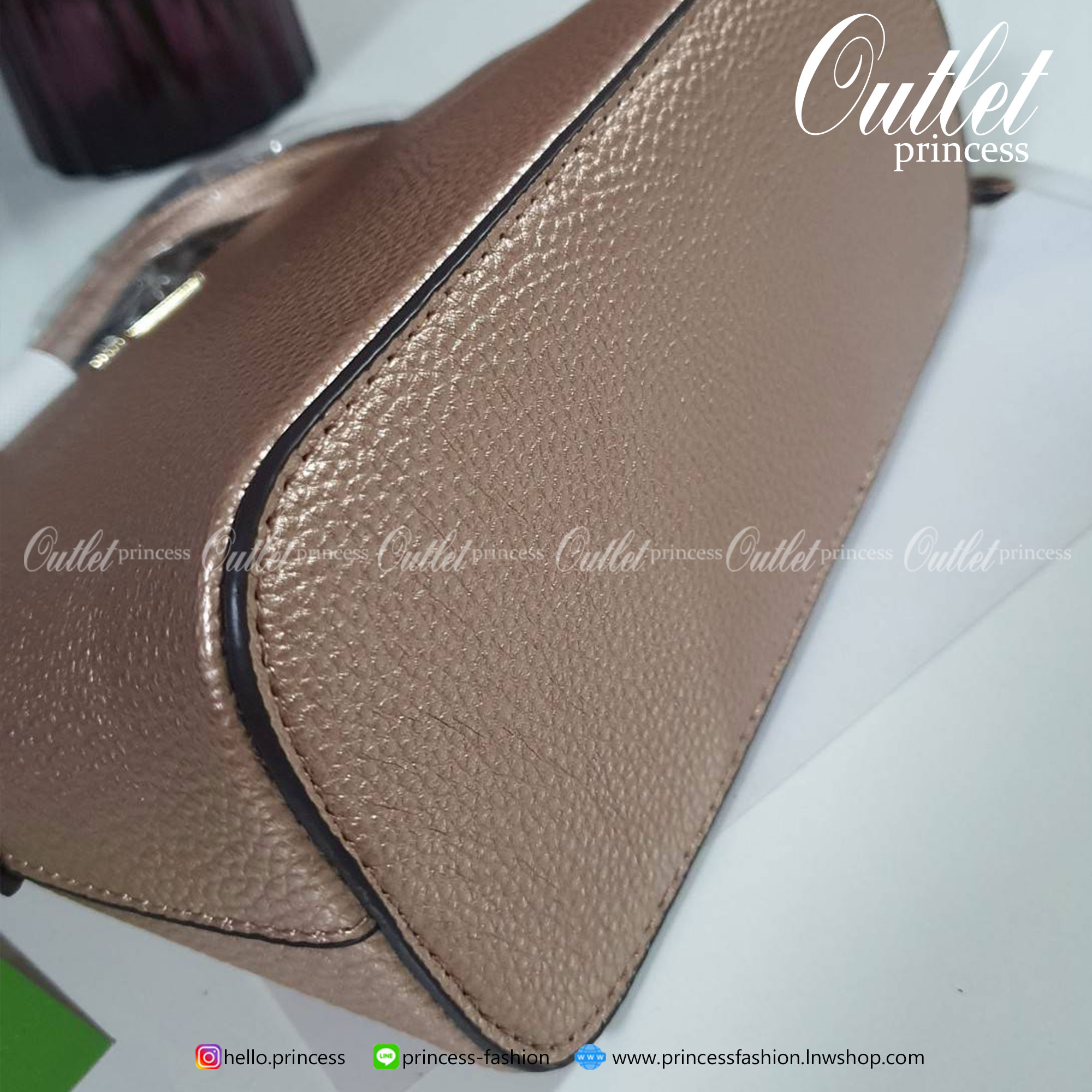 KATE SPADE CROSSBODY BAG แบรนด์ดังจากอเมริกาสุดฮิตของวัยรุ่น กระเป๋าสะพาย ขนาดน่ารักกำลังดี เปิดปิดด้วยซิปเดียวด้านบน ภายในมีช่องเล็ก1ช่อง ใส่มือถือได้ทุกรุ่นและกระเป๋าสตางยาวได้ ความยาวสาย 117cm ปรับได้ถึง5ระดับ รุ่นฮิตอีกรุ่นที่ไม่ควรพลาดเลยคร้า