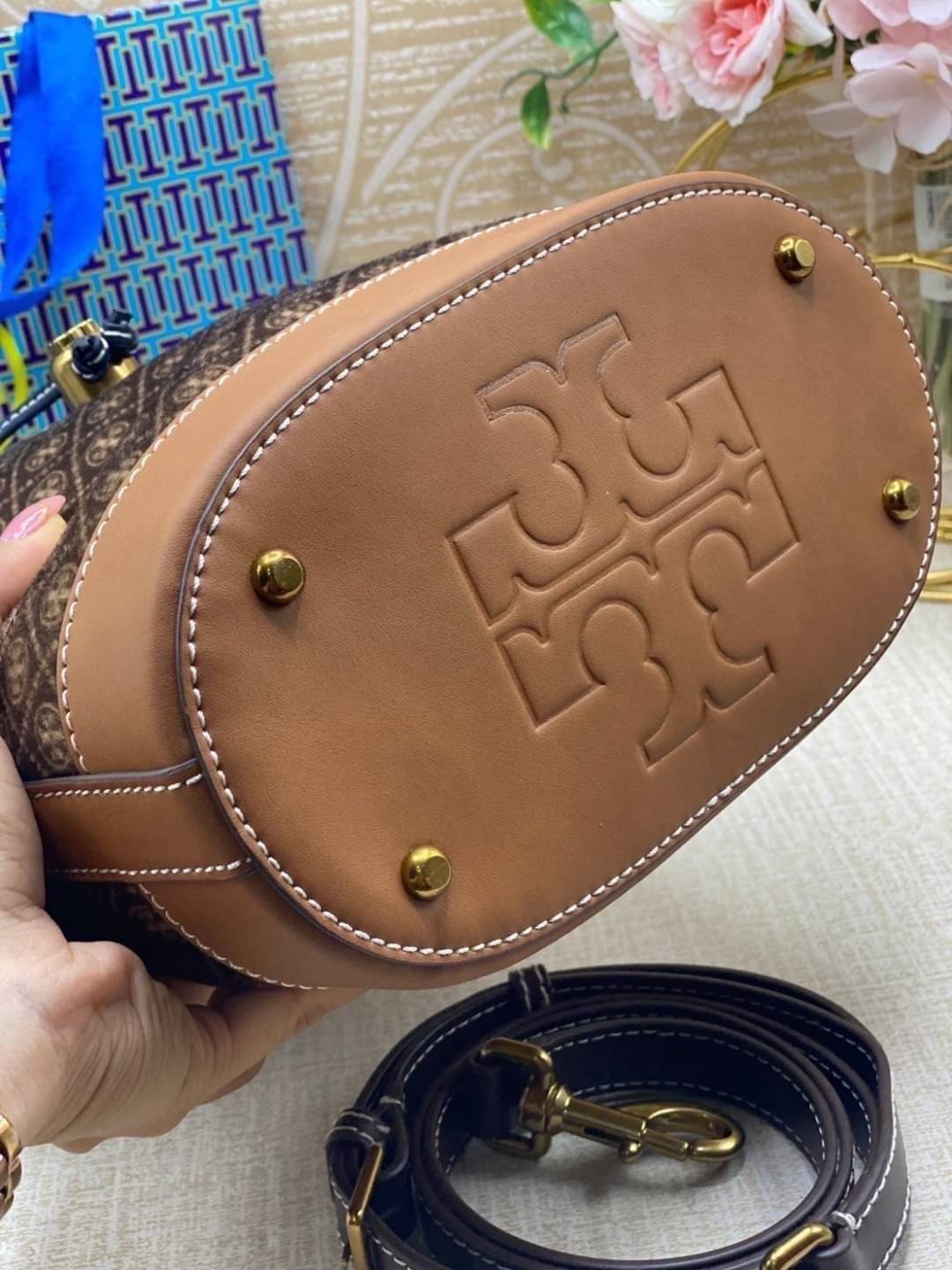 TORY BURCH T Monogram Calf Hair Bucket Bag MEDIUM ไอเท็มใหม่ที่ใครๆก็รอ กระเป๋าบัคเก็ตทรงสวย ที่ยังคงให้ความโดดเด่นด้วยลวดลายเอกลักษณ์ เพิ่มเติมดีไซน์บล็อคสี ตัดกันได้อย่างลงตัว