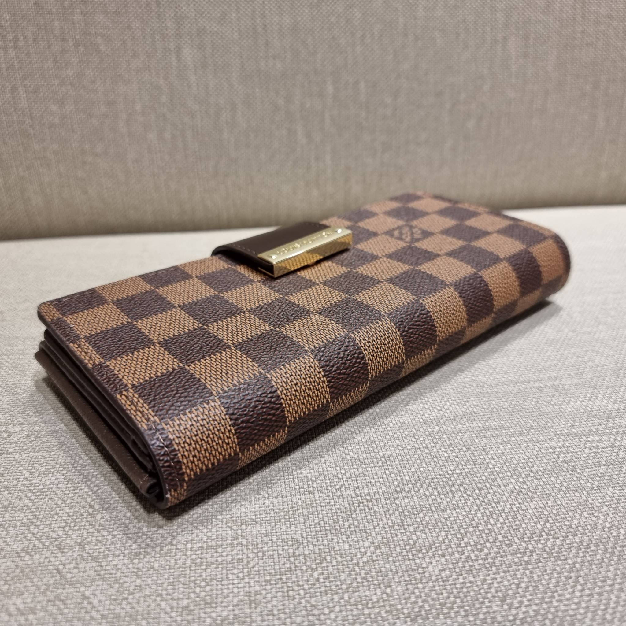 VIP 】ได้เวลาเปลี่ยนกระเป๋าสตางค์รับทรัพย์กันแล้ว!! LV vip wallet กระเป๋าสตางค์พรีเมี่ยมกิ๊ฟ เป็นไอเท็มหายาก ที่สาวๆต้องว้าว!! ใบยาวขนาดกำลังเหมาะมือ ถือแล้วขับผิวทุกสี วัสดุหนังแคนวาส ทนทาน เปิด-ปิดด้วยกระดุม ภายในมีช่องใส่บัตรเยอะมาก แบ่งสัดส่วนสวย ใส่ธน