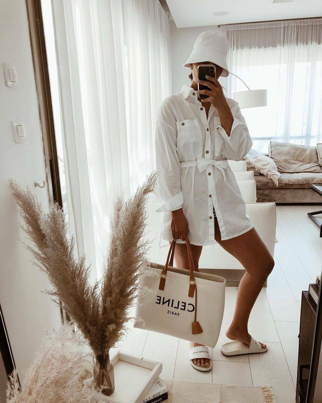 CELINE PHANTOM TOTE BAG VIP GIFT WITH PURCHASE (GWP) พรีเมี่ยมกิ๊ฟ Limited Edition จาก CELINE PERFUME DUTYFREE COUNTER วัสดุ Canvas & Grained cowhide ดีไซน์ทรง Shopping ขนาดใหญ่กำลังดี เนื้อหนาแข็งแรง น้ำหนักเบา โดดเด่นที่ห้อยTagแม่กุญแจอะไหล่ทองสามารถใช้