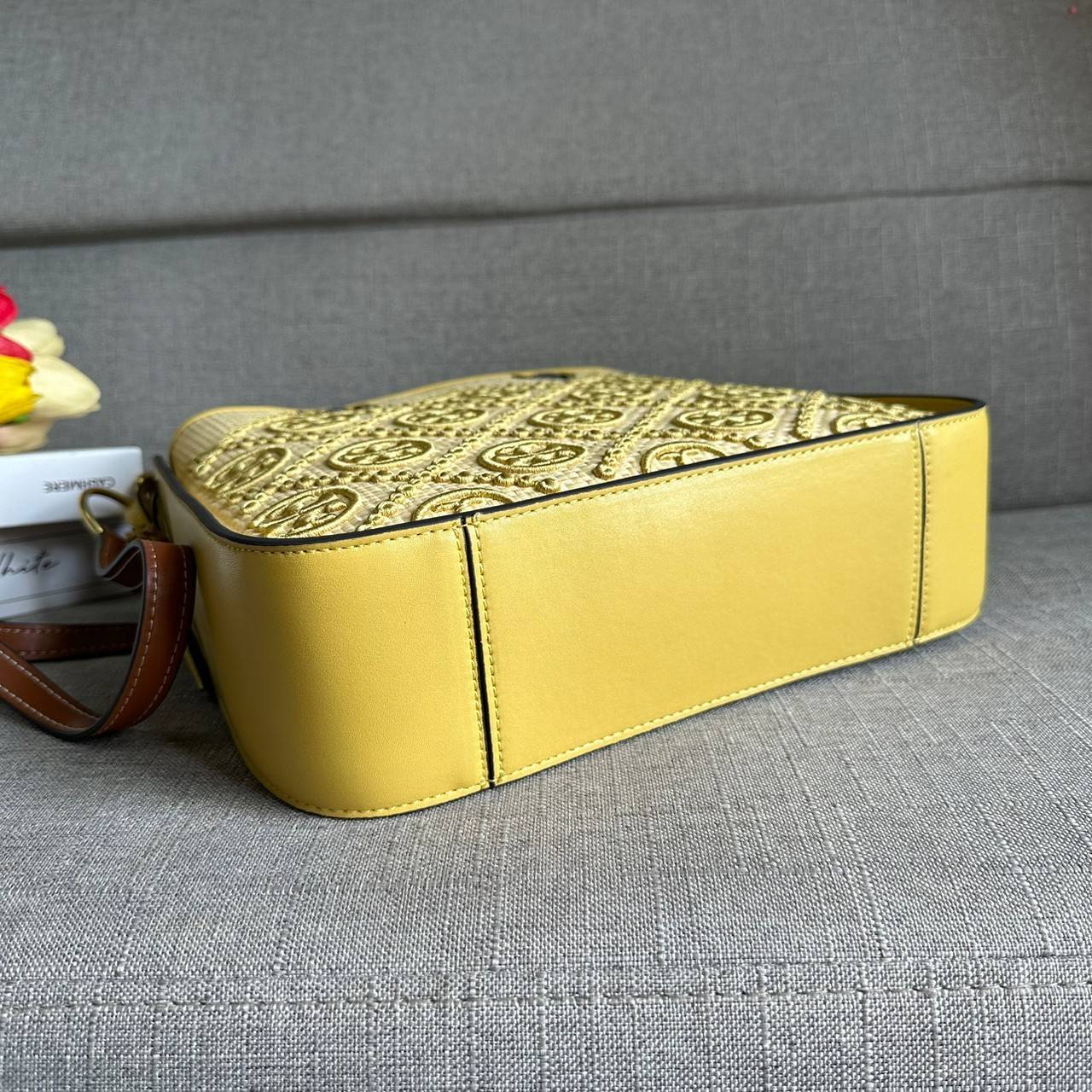 TORY BURCH T Monogram Straw Bell Bag กระเป๋าสะพายข้างรุ่นคลาสสิกที่ได้แรงบันดาลใจจากการควิลท์แบบดั้งเดิมของเพนซิลเวเนีย คอลเลกชันบ่งบอกถึงความมีสไตล์เหนือกาลเวลา รูปทรงเรียวโดดเด่น ปักทอลายแบรนด์อย่างสวยงาม เปิด ปิดด้วยเชือกรูด ด้านในช่องโล่งกว้าง ซับในผ้