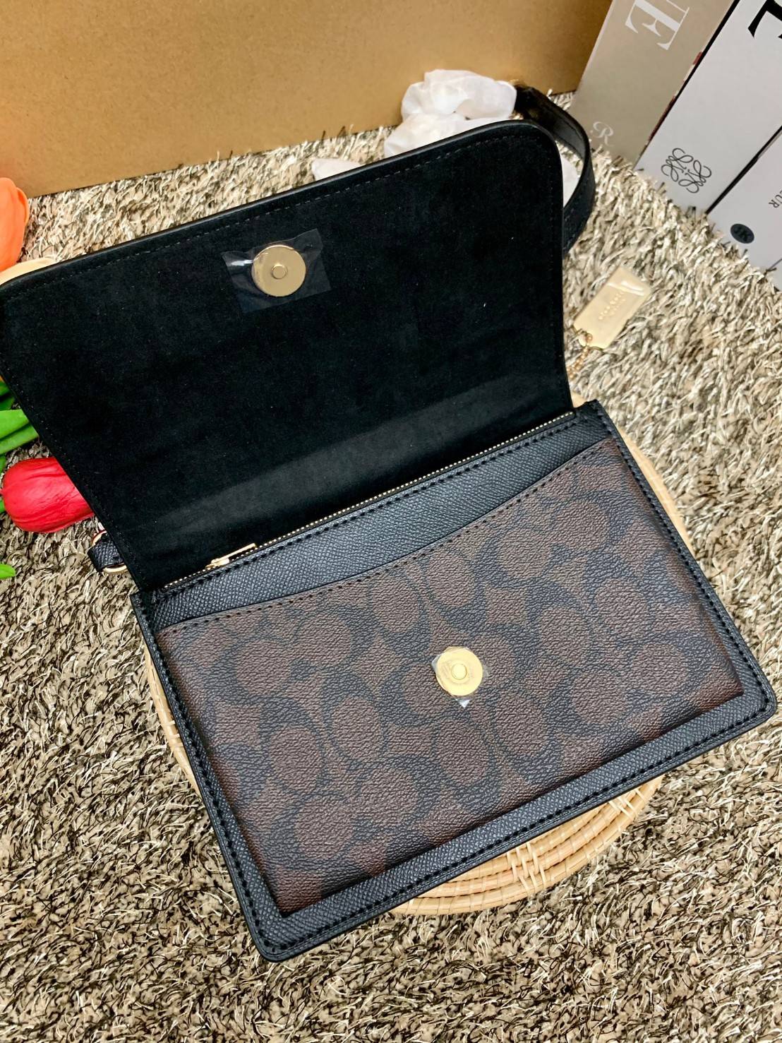 พร้อมส่งถึง8สี ห้ามพลาดค่ะ! COACH KLARE CROSSBODY BAG ((91019//91174//90400//1424//90635)) พร้อมส่งที่ไทย กระเป๋าสะพายครอสบอดี้ร์หรือสามารถทบเป็นสายคู่คล้องไหล่ได้ด้วยค่ะ หนังแท้ แต่ละสีทำลายหนังได้สวยงามแตกต่างกันออกไปนะคะ ✔️ห้อยด้วยป้ายแบรนด์แบบโ