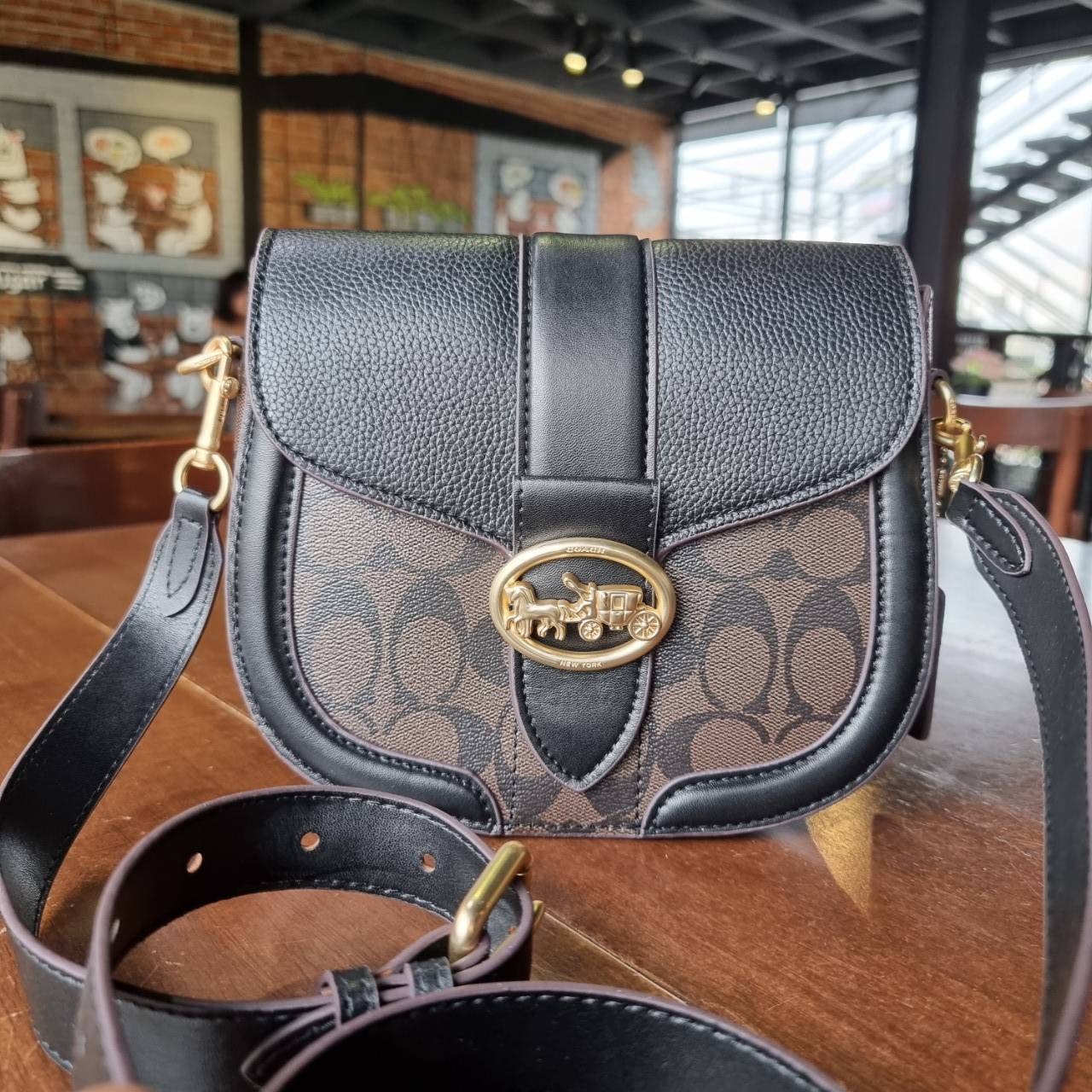 ของแท้ 💯% COACH C2806 GEORGIE SADDLE BAG IN SIGNATURE CANVAS ยกระดับความหรูให้กับตัวเองกันหน่อย