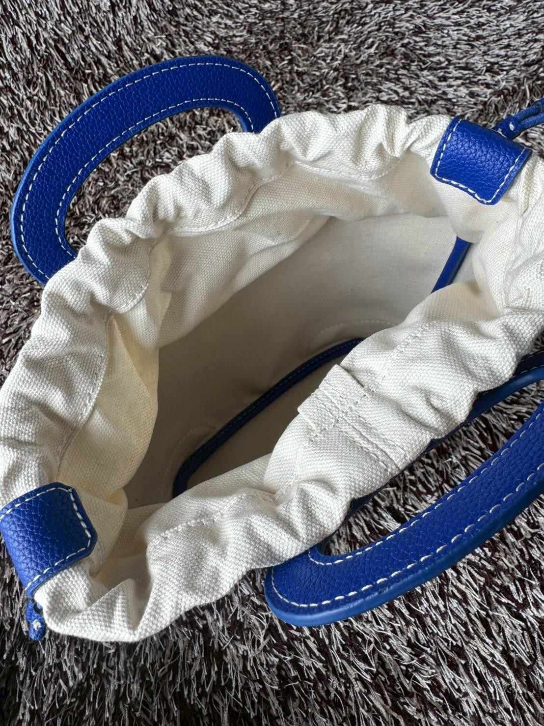 Goyard Beluga Mini Bag กระเป๋าสะพายทรงบัคเก็ต หูจับในตัว ภายในเป็นเชือกรูด น่ารักเกินต้าน เหมาะมากกับสาวๆสายแต่งตัวน่ารัก ขนาดกำลังพอดีไม่เล็กไม่ใหญ่เกินไป ควรมีมากค่า