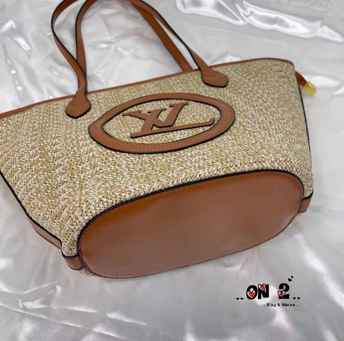 LV SAINT JACQUES TOTE BAG 25cm กระเป๋าสะพายรุ่นลิมิเต็ดหายาก ด้วยวัสดุสังเคราห์จากธรรมชาติ สานเต็มใบออกมาเป็นลวดลายสวยงาม และยังโดดเด่นด้วยโลโก้ สีโทนอุ่น