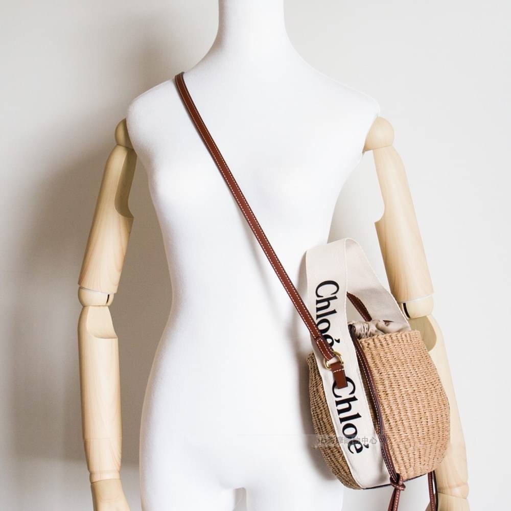 Chole’ small woody basket กระเป๋าทรงตะกร้าเก๋ๆ ชิคๆ สามารถสะพายข้างเป็นcrossbody และ ถือเก๋ๆก็ได้ ภายในโล่ง น่ารักไม่เหมือนใคร ใครยังไม่มีต้องจัดสักใบแล้วนะคะ
