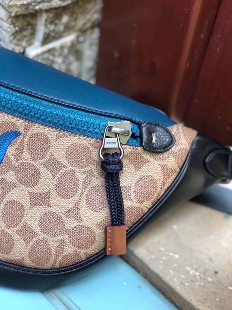 OUTTLET 】COACH RIVINGTON BELT BAG IN SIGNATURE CANVAS WITH REXY BY ZHU JINGYI