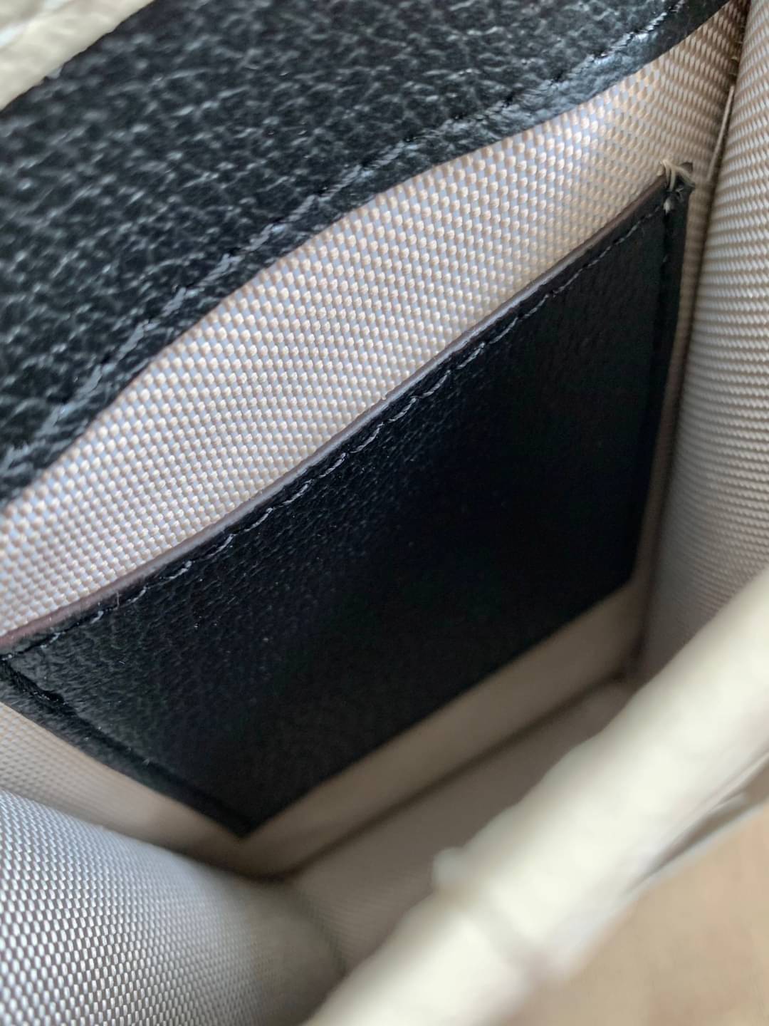 adidas x Gucci phone case ไม่มีได้ยังไง หนุ่มๆสาวๆต้องมีติดตัวค่ะ กระเป๋าใส่มือถือ มีโลโก้แบรนด์แบบนูนอันเป็นสัญลักษณ์ของคอลเลคชั่นนี้เลยค่ะ