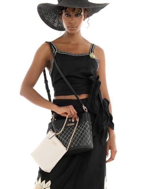 Guess Amara Bucket Handbag ซื้อ 1 ได้ถึง 2 กระเป๋ารุ่นใหม่ล่าสุดทรงถังสุดน่ารัก พิมพ์ลายรอบใบ วัสดุหนังนิ่มคุณภาพดี นิ่ม น้ำหนักเบา ด้านหน้าประดับด้วยโลโก้แบรนด์สวยโดดเด่น เปิด-ปิดด้วยด้วยตัวคล้องอะไหล่เงินสะดวกใช้ ด้านในโล่ง มีสายยาวปรับระดับได้มาให้ มาพ