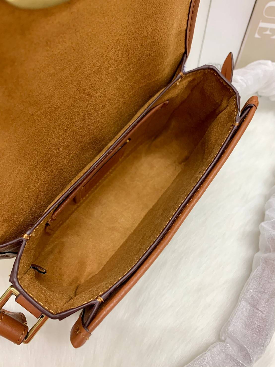 COACH STUDIO SHOULDER BAG 19 IN SIGNATURE JACQUARD ((C7937)) พร้อมส่งที่ไทย ยังไงต้องมีแล้วล่ะสาวๆๆ กระเป๋าสะพายแบบครอสบอดี้ร์ วัสดุJacquard ทอลายแบรนด์+หนังแท้ ได้ลงตัว ลุคคลาสสิค ดูดีมากๆค่ะ ด้านหน้าประดับด้วยโลหะโลโก้แบรนด์ตัวใหญ่ หรู พร้อมที่เปิดปิดแบ
