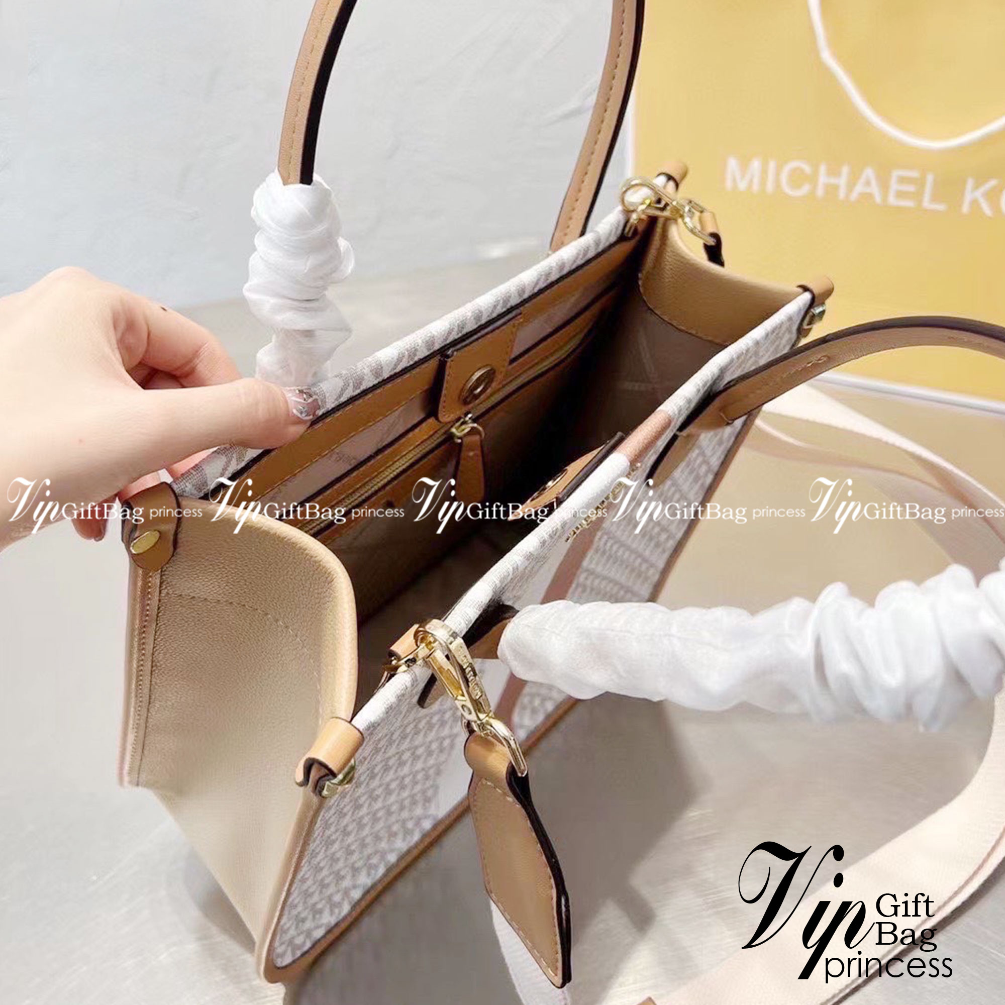 Michael Kors Heidi Tote / Michael Kors Bolsa tote Heidi monogram / MK Tote กระเป๋าสะพายทรง tote มาใหม่ MK หนังพิมพ์ลายแบรนด์ ภายในโล่งกว้าง จุของได้เยอะมาก อะไหล่ปั้มทุกจุด แมทง่ายได้ทุกลุค ภาพถ่ายจากงานขายจริง ใช้งานต่างประเทศได้
