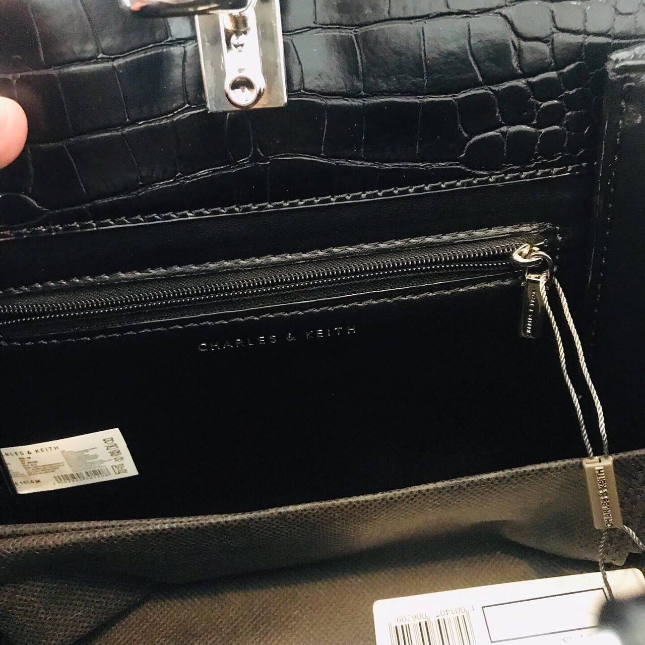 New arrival!! CHARLES & KEITH CROC-EFFECT TRAPEZE BAG กระเป๋าสะพายรุ่นใหม่ล่าสุด วัสดุหนังเรียบเงาสวย นิ่ม น้ำหนักเบา อะไหล่เงิน เปิดปิดกระเป๋าแบบกดล็อก ด้านในโล่งกว้างมีช่องซิปสำหรับใส่ของ ใส่กระเป๋าสตางค์ใบยาว Iphone+ได้ทุกรุ่น มาพร้อมสายสะพายยาวถอด-ปรั