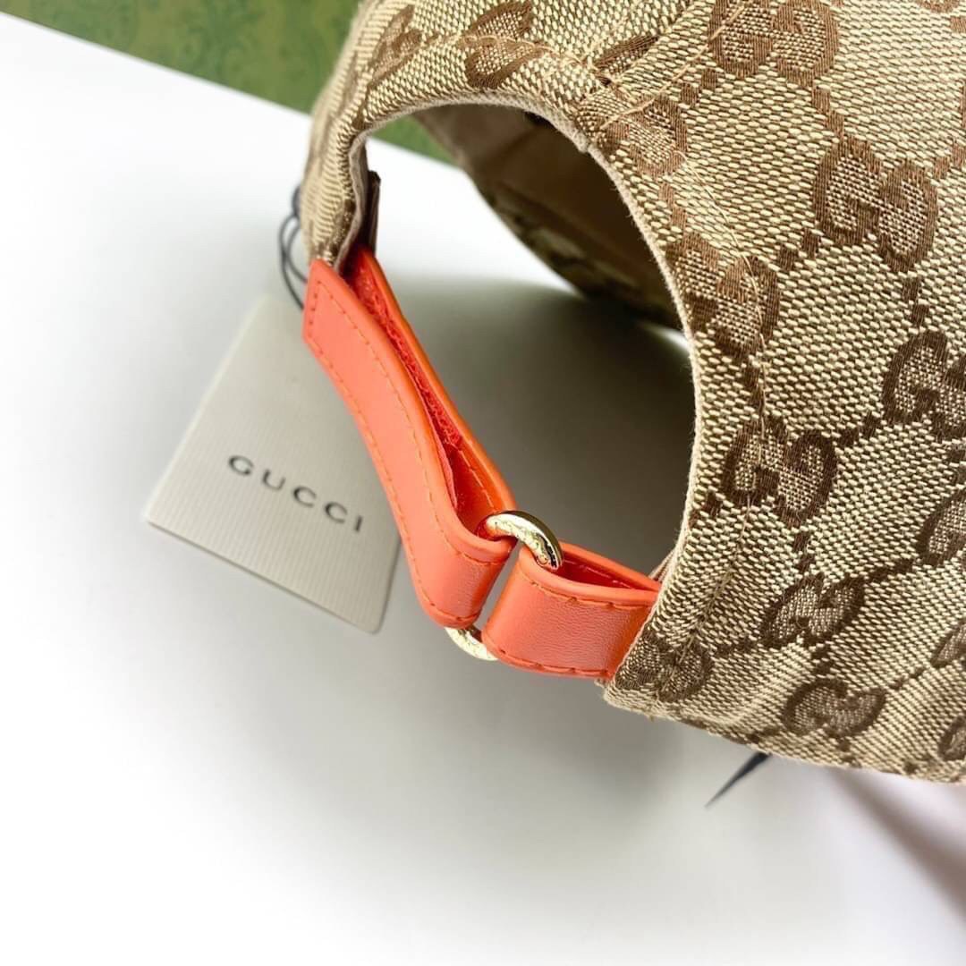 The North Face x Gucci baseball hat พร้อมส่งที่ไทย หมวกเบสบอลผ้าใบ Original GG วัสดุผ้าแคนวาส ปักละเอียดคมชัด เกรดออริจินอล สวย คุ้มค่า ด้านหลังหนังแท้ ปรับระดับได้ รุ่นนี้เป็นการร่วมมือกันระหว่างสองแบรนด์ที่มีประวัติและค่านิยมที่คล้ายคลึงกัน เพื่อเฉลิมฉล