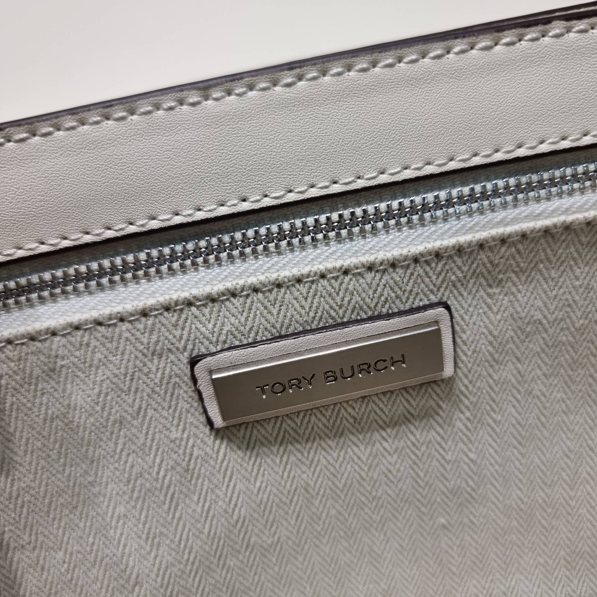 TORY BURCH BRITTEN STUDDED CROSSBODY BAG / Tory Britten Small Adjustable Shoulder Bag คอลเลคชั่นผู้ดี ดีไซน์ใหม่ล่าสุด กระเป๋าสะพายตัวท็อป ที่ตกแต่งด้วยโลโก้และหมุดสวยงาม