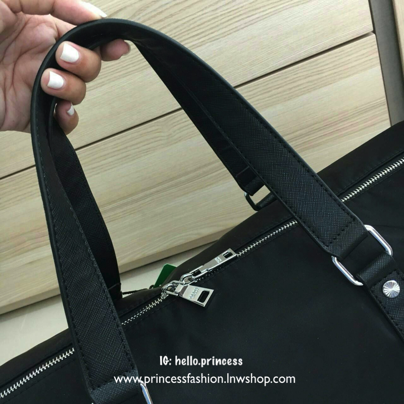 ของมันต้องมี♡ มาใหม่กับ กระเป๋าทรง Travel Bag ใส่ของได้เยอะมาก ไปต่างประเทศได้สบายคะ หมดห่วง *ผู้หญิงทุกคนต้องมี ตัวกระเป๋าทำจากผ้า Nylon อย่างดี สามารถกันน้ำได้ ทรงสวยมากคะ มีความอยู่ทรงในระดับนึงด้านหลังมีช่องซิป มาพร้อมอะไหล่เงิน ด้านในมีป้ายหนั