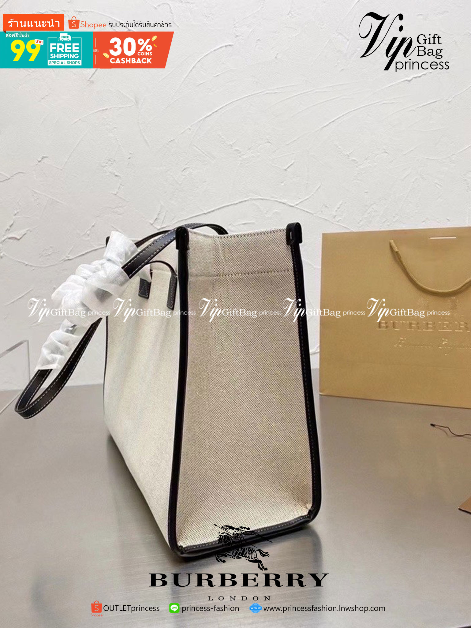 BURBERRY FRAGRANCES VINTAGE SHOLDER BAG กระเป๋าสะพายทรงชอปปิ้ง ผ้าแคนวาสตัดขอบหนัง หน้าพิมพ์โลโก้ ใบใหญ่ทรงสวย การตัดเย็บเดินด้ายสวยงามเลอร์ค่ามากค่าา ดีไซน์สวยอยู่ทรง ภายในโล่งกว้าง สามารถใส่กระเป๋าสตางค์ยาว มือถือ ของใช้ได้เยอะ งานตัวจริงสวยน่าใช้มากค่ะ
