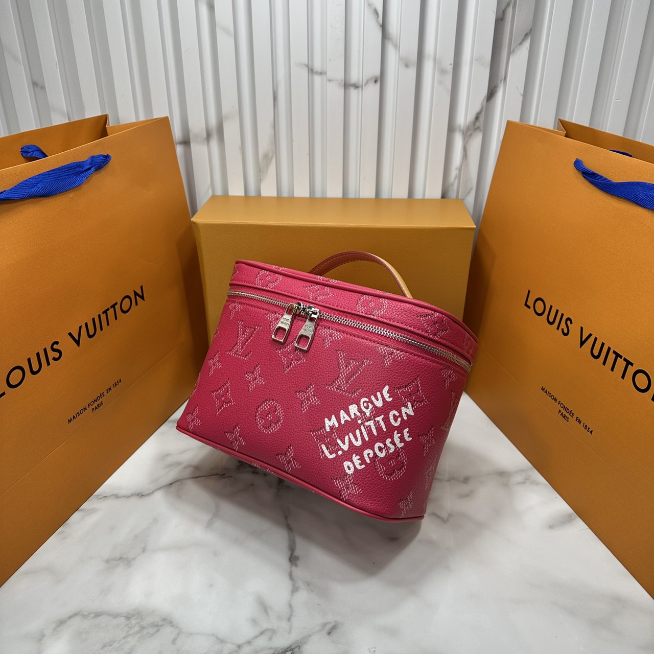 ORI หนังแท้ | LV Vanity Monogram Heritage Nice Pink กระเป๋าเครื่องสำอางสุดหรู โทนสีใหม่ชมพูหวานสดใส ผสมความหรูและความน่ารักได้ลงตัว โดดเด่นด้วยลาย Monogram สุดไอคอนิก