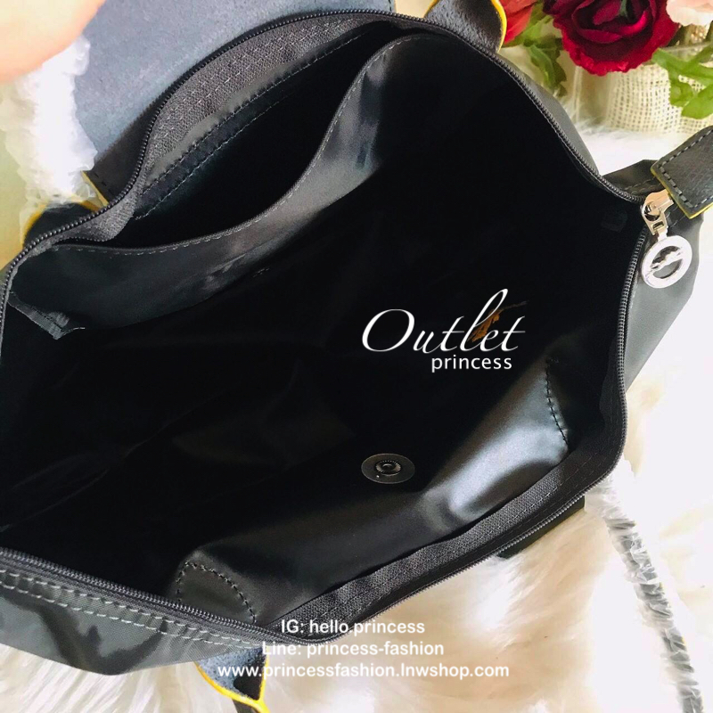 Size : M Longchamp Le Pliage Club Tote Bag กระเป๋าสะพายรุ่นยอดนิยม วัสดุเนื้อผ้า Nylon Canvas เคลือบกันนำ้ ตัดด้วยหนังแท้ น้ำหนักเบา ดีไซน์เรียบง่ายแต่เต็มไปด้วยความคลาสสิก เป็นที่ชื่นชอบไปทั่วโลก Longchamp ปรับโฉม LE PLIAGE ด้วยการปักลายรูปม้า-ตราสัญลักษ