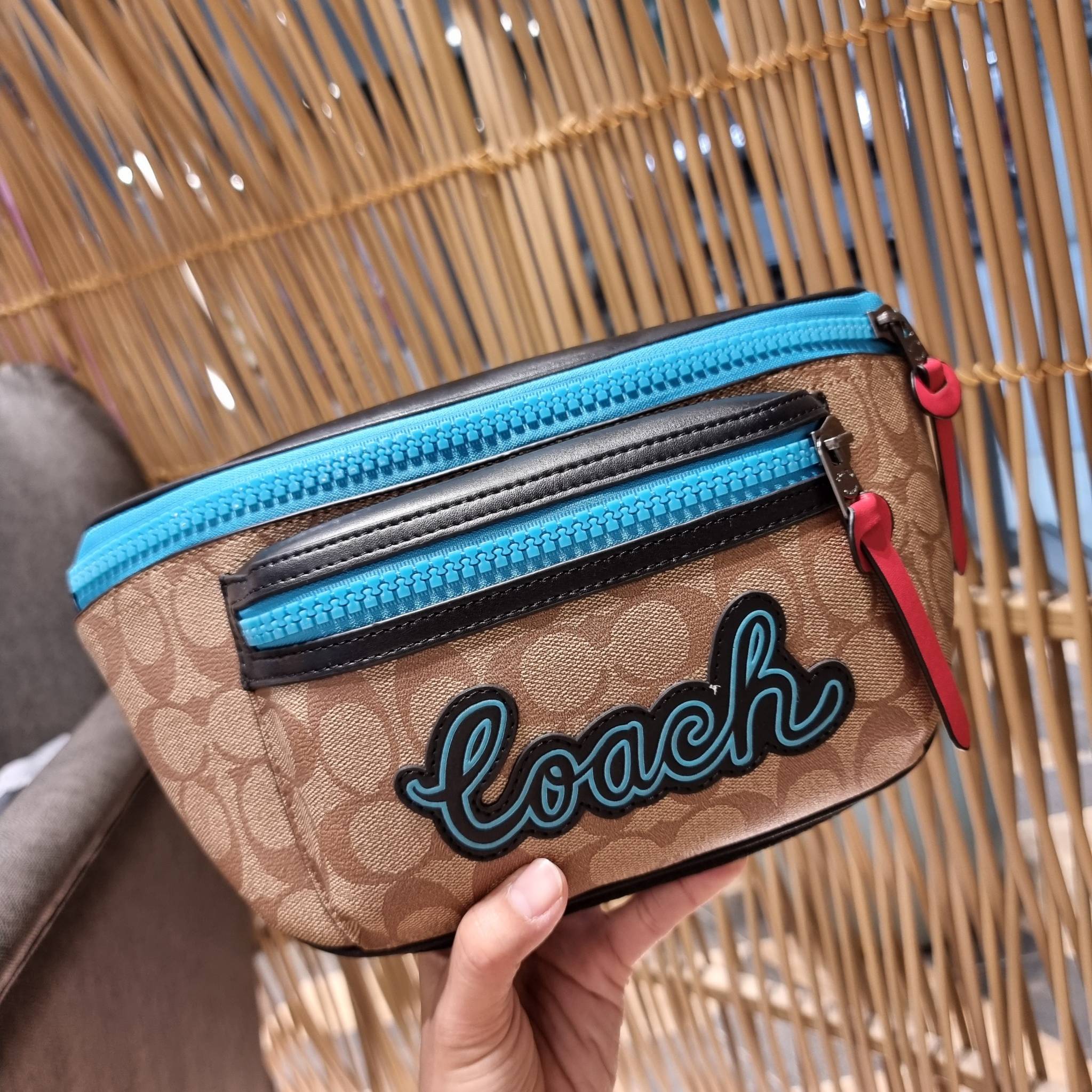 COACH F72931 TERRAIN BELT BAG IN SIGNATURE CANVAS กระเป๋าคาดอก ดีไซน์สุดเท่ มองยังไงก็ไม่มีเบื่อ ด้วยรูปลักษณ์ และความคลาสสิค ผสานกันอย่างลงตัว วัสดุหนังแคนวาสสลับหนังแท้ มีช่องซิปแบ่งเป็นสัดส่วน ด้านหลังบุนวมและมีช่องซิปไปอีก!! ภายในโล่งกว้าง ใส่กระเป๋าส