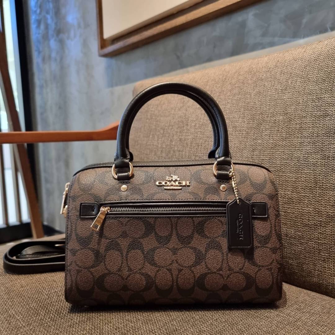 COACH F83607 ROWAN SATCHEL IN SIGNATURE CANVAS กระเป๋าทรงหมอนยอดฮิต คลาสสิคใช้งานได้ไม่มีเบื่อ มาครบสีขายดี ด้วยรูปทรงสวยงาม และใช้งานได้อย่างกระฉับกระเฉง วัสดุหนังแคนวาสเคลือบลาย ทนทาน ภายในโล่งกว้าง มีช่องซิปและแบ่งสัดส่วนได้ลงตัว บอกเลยว่าสาวๆพลาดไม่ได