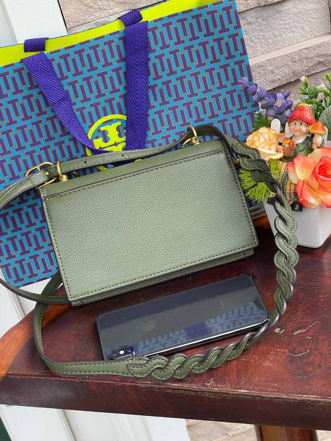 Tory burch miller mini bag หนึ่งในแบรนด์เนมยอดฮิตระดับโลกที่สายแฟชั่นตัวจริงต้องมีสักใบในตู้ เพราะเป็นแบรนด์ที่เหล่าบรรดาเซเลปและดาราใช้กันเยอะมาก รุ่นก็เป็นอีกหนึ่งใบที่คุ้มค่าคุ้มราคามากค่ะ ด้วยดีไซน์กึ่งทางการ กึ่งลำลอง จึงใช้งานได้หลายโอกาส แม้จะมีขนา