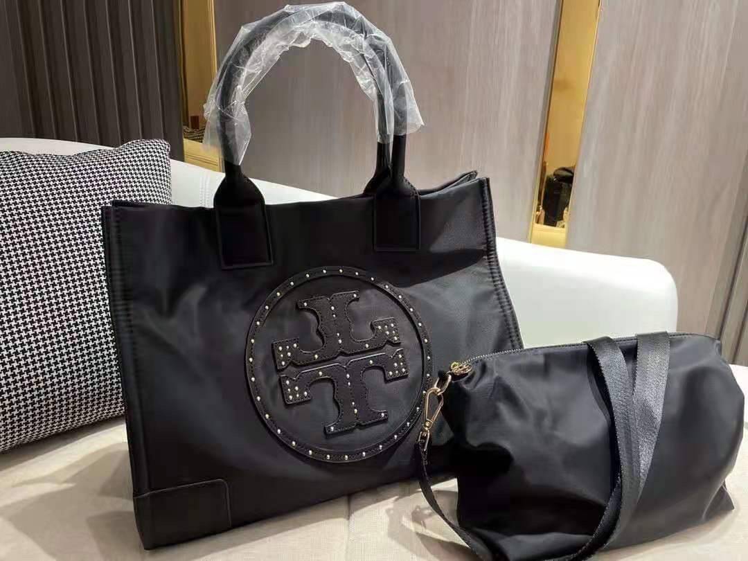 TORY BURCH ELLA TOTE BAG *BUY1GET1 สวยคุ้มในราคาสบายกระเป๋า‼️ กระเป๋าทรง SHOPPING วัสดุ NYLON ทั้งใบตัดด้วยหนัง SAFFIANO ดำ ตกแต่งด้วยหมุดรอบโลโก้แบรนด์ ด้านในบุผ้าปั้มแบรนด์ เปิดปิดด้วยกระดุมแม่เหล็ก ช่องกว้างหลักหนึ่งช่องและช่องซิปอีกช่อง พร้อมช่องใส่ขอ