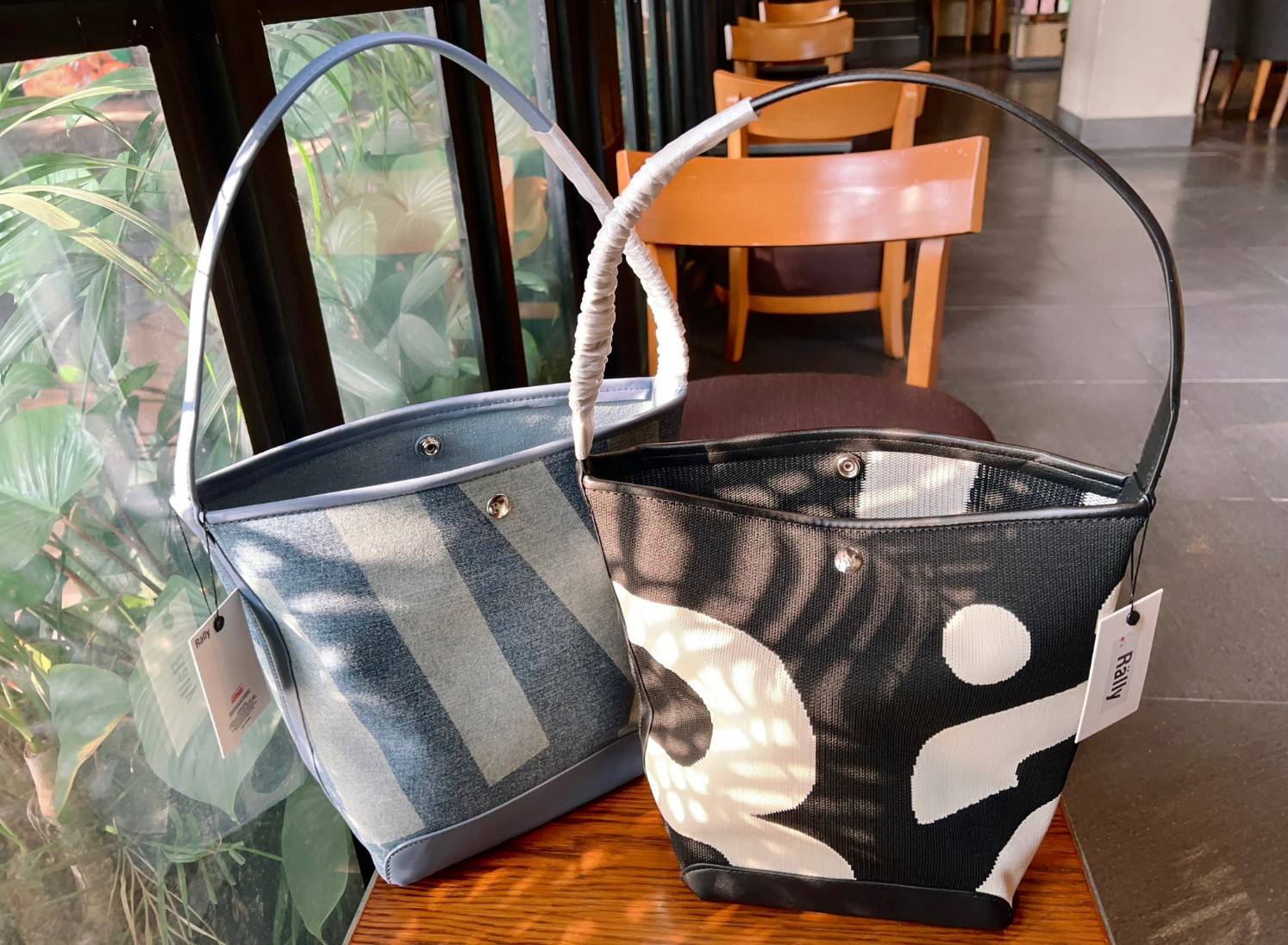 Rally movement the bag Knit Black เป็นไอเท็มที่ฮอตสุดๆแห่งปีจริงๆ กับกระเป๋าทรงบัคเก็ต น้ำหนักเบาๆ ฮอทติดลมบน จุของได้แบบหนำใจ ทอลายโลโก้ด้วยเทคนิค Sturdy Stretch Knit