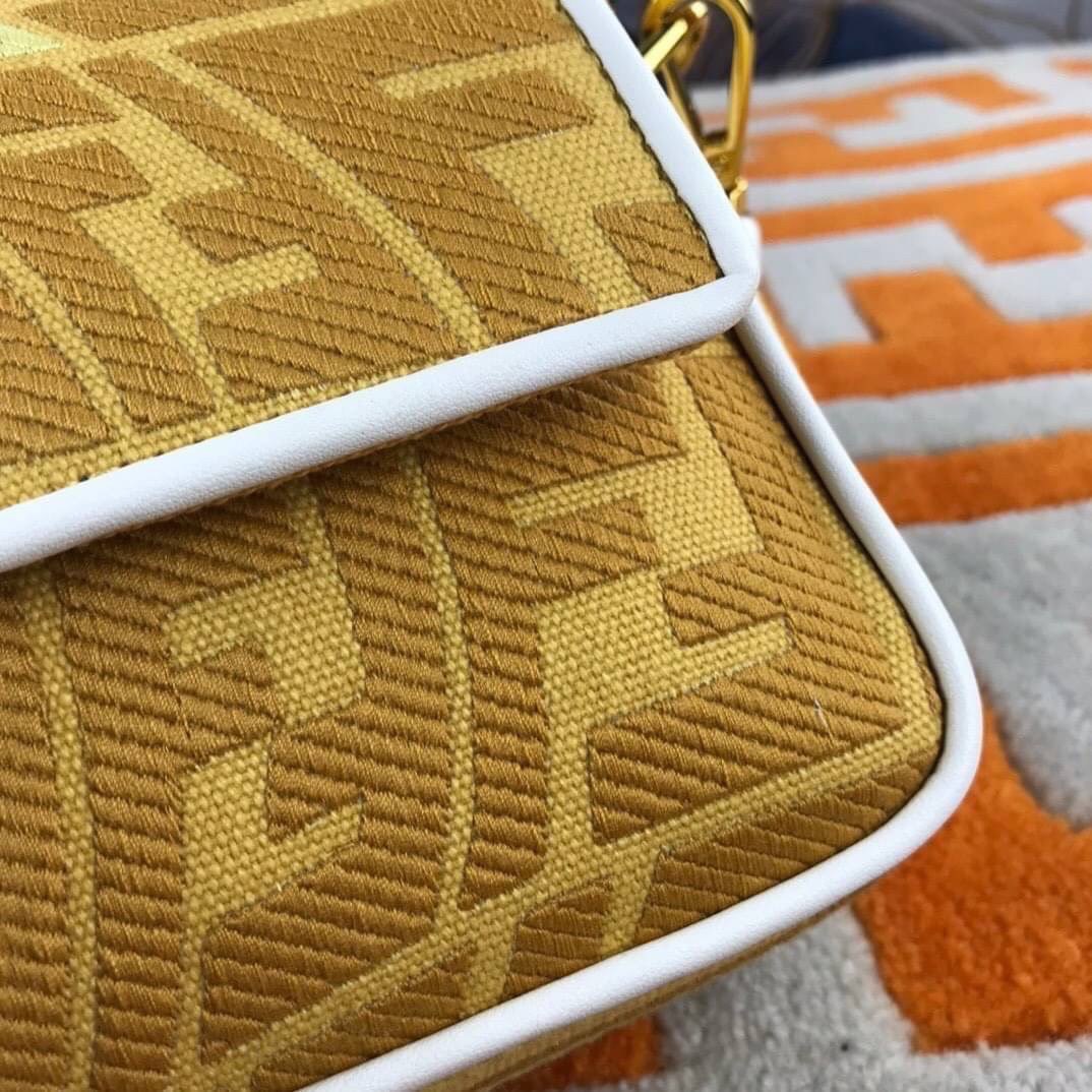 VIP GIFT 】FENDI BAGUETTE SUMMER 2021 CANVAS SHOULDER BAG กระเป๋าสะพายพรีเมี่ยมกิ๊ฟ หายาก สีคัลเลอร์ฟูลสุดใส โดดเด่น ดีไซน์ปั๊มโลโก้รอบใบ วัสดุผ้าแคนวาส ทนทาน มาพร้อมสาย 2 แบบ สำหรับคล้องแขน และสายครอสบอดี้สีทูโทน เปิด-ปิดด้วยกระดุมแม่เหล็ก ภายในเป็นช่องโล